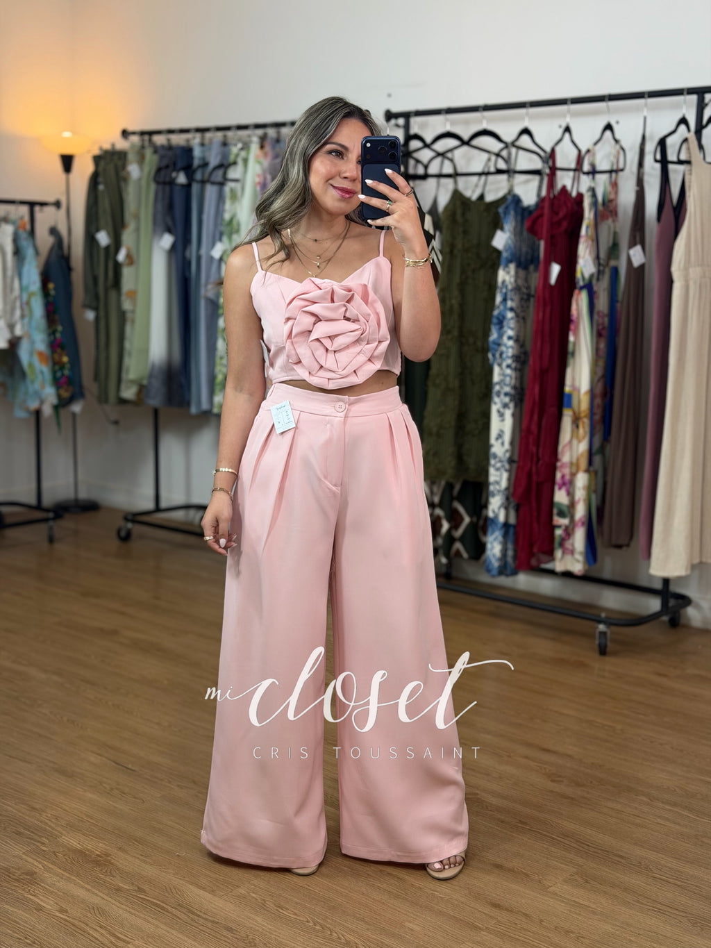 CONJUNTO DE PANTALÓN Y BLUSA CORTA DE TIRANTES CON FLOR GIGANTE EN MEDIO