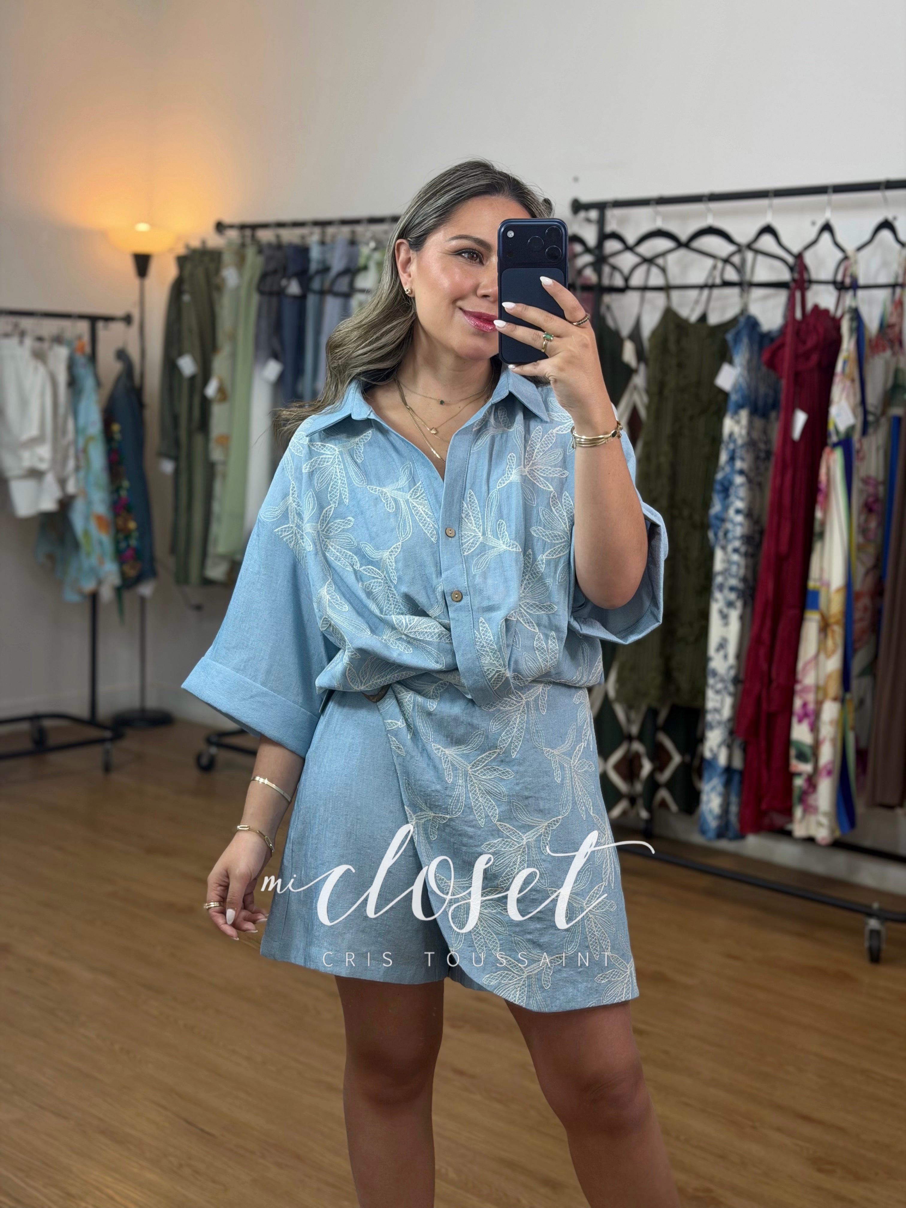 CONJUNTO LIGERO TIPO LINO DE FALDA SHORT Y CAMISA CORTA BORDADA CON MANGA ANCHA