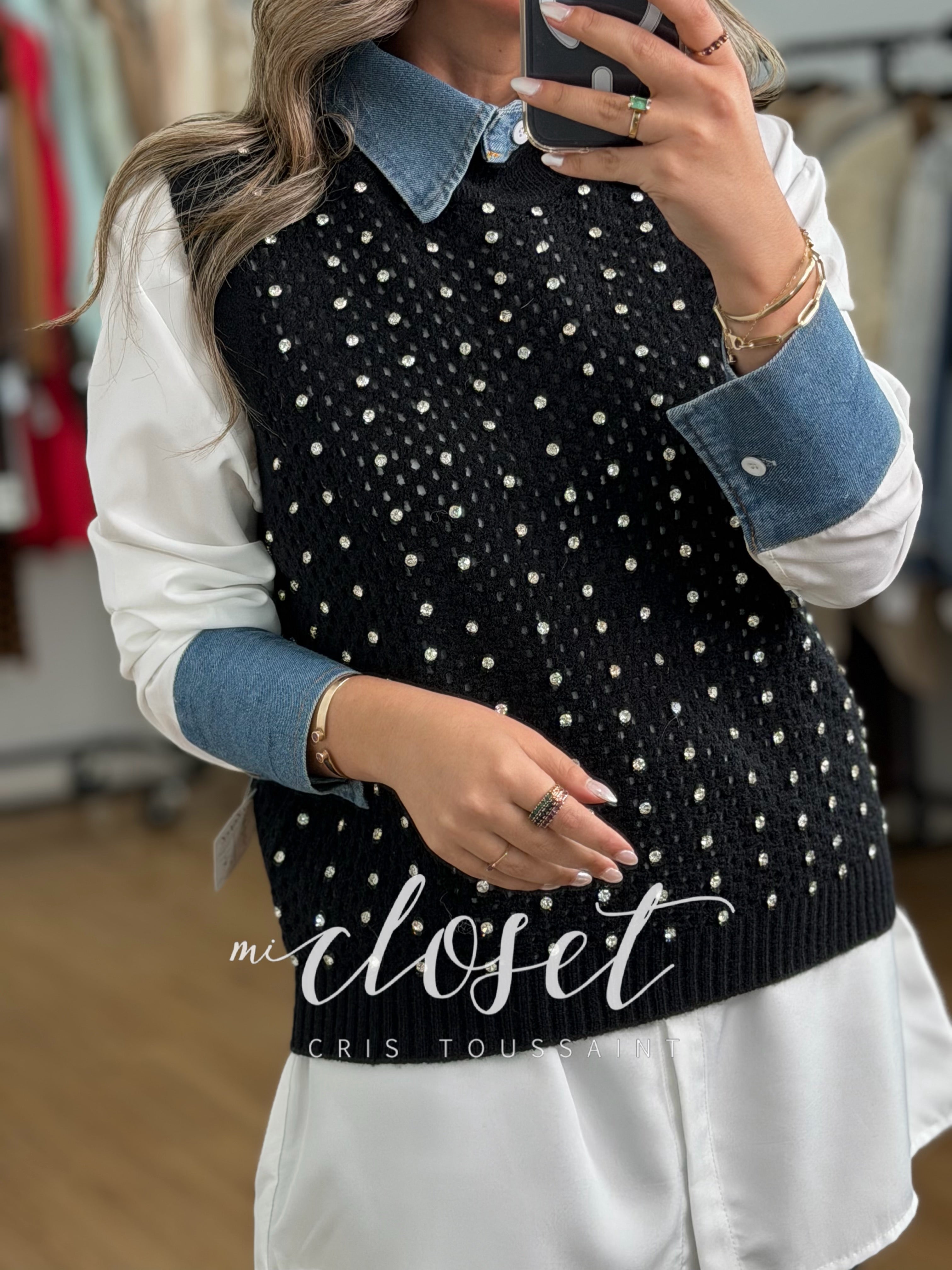 CAMISA CON CHALECO (DOS PIEZAS), PUÑOS Y CUELLO DE MEZCLILLA; CHALECO CALADO Y PIEDRAS EN FRENTE