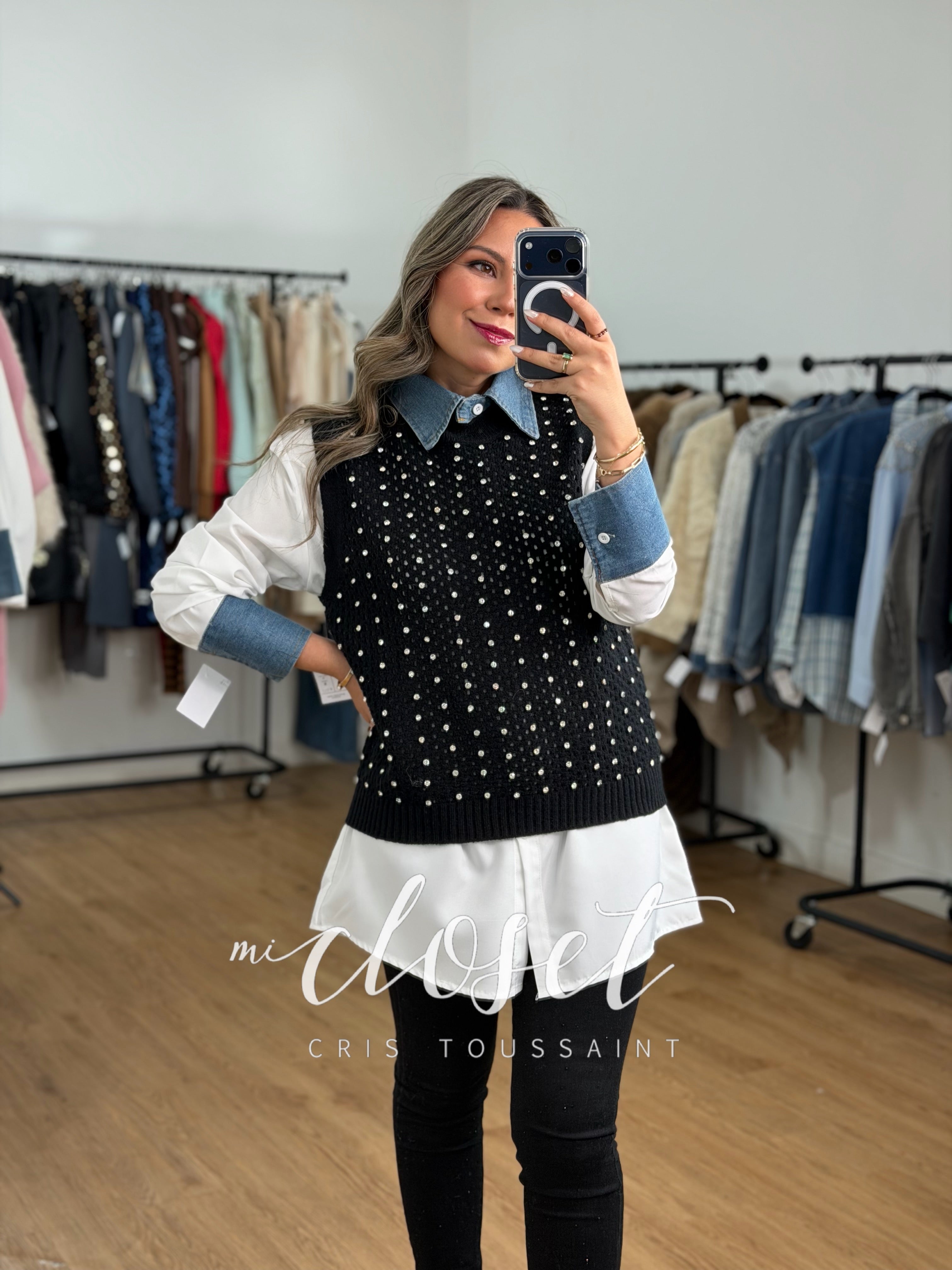 CAMISA CON CHALECO (DOS PIEZAS), PUÑOS Y CUELLO DE MEZCLILLA; CHALECO CALADO Y PIEDRAS EN FRENTE