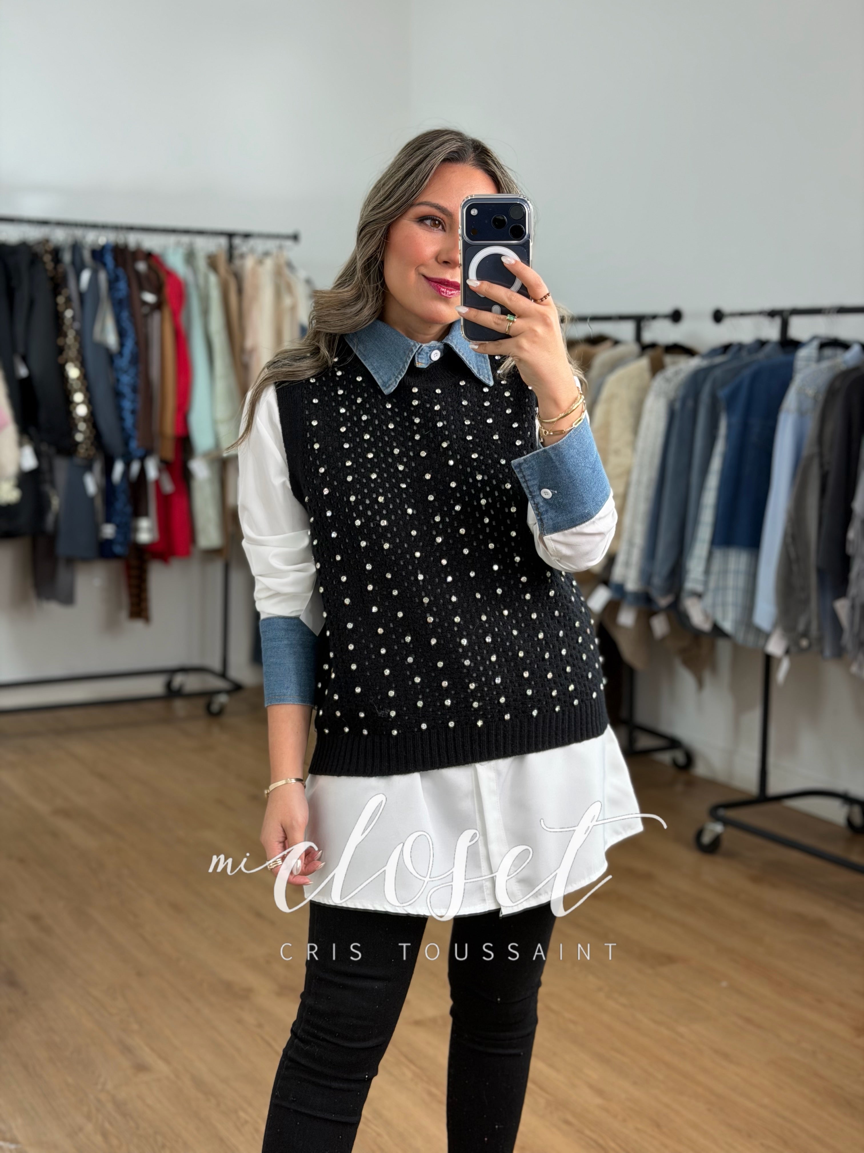 CAMISA CON CHALECO (DOS PIEZAS), PUÑOS Y CUELLO DE MEZCLILLA; CHALECO CALADO Y PIEDRAS EN FRENTE