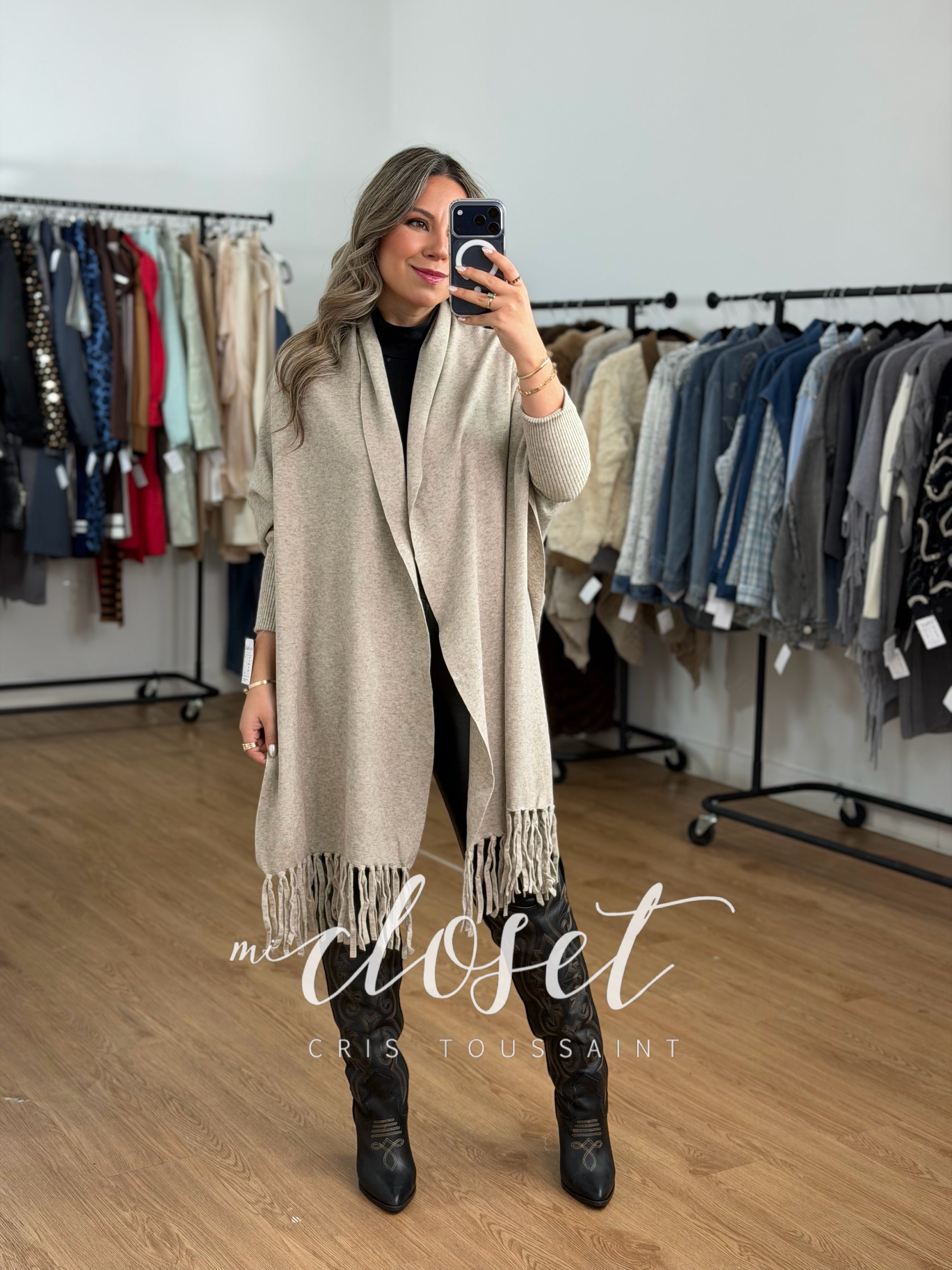 SWEATER TIPO CAPA CON FLECOS
