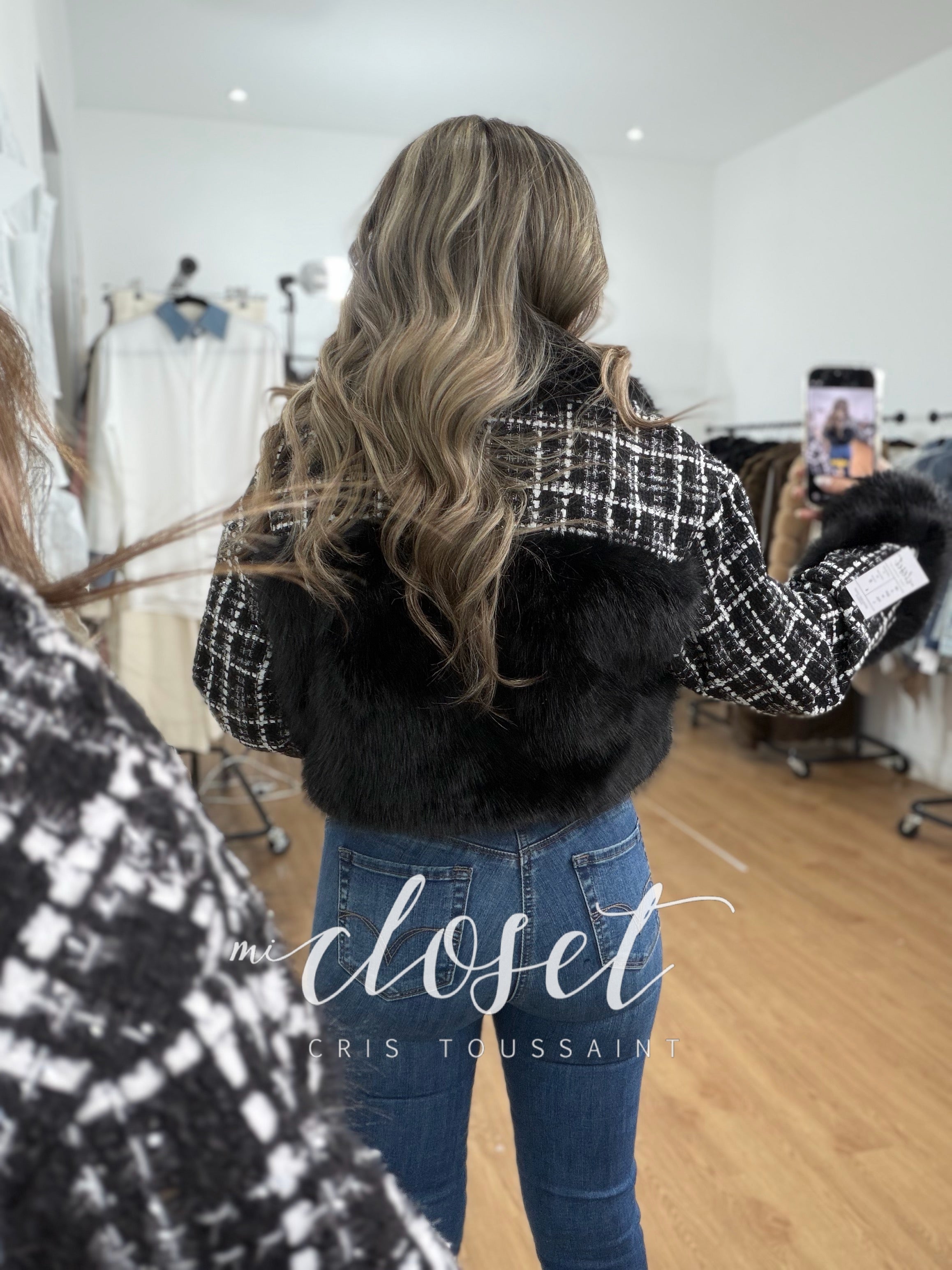 CHAMARRA CORTA TIPO TWEED CON DETALLE DE PELUCHE EN FRENTE, ESPALDA, CUELLO Y PUÑOS