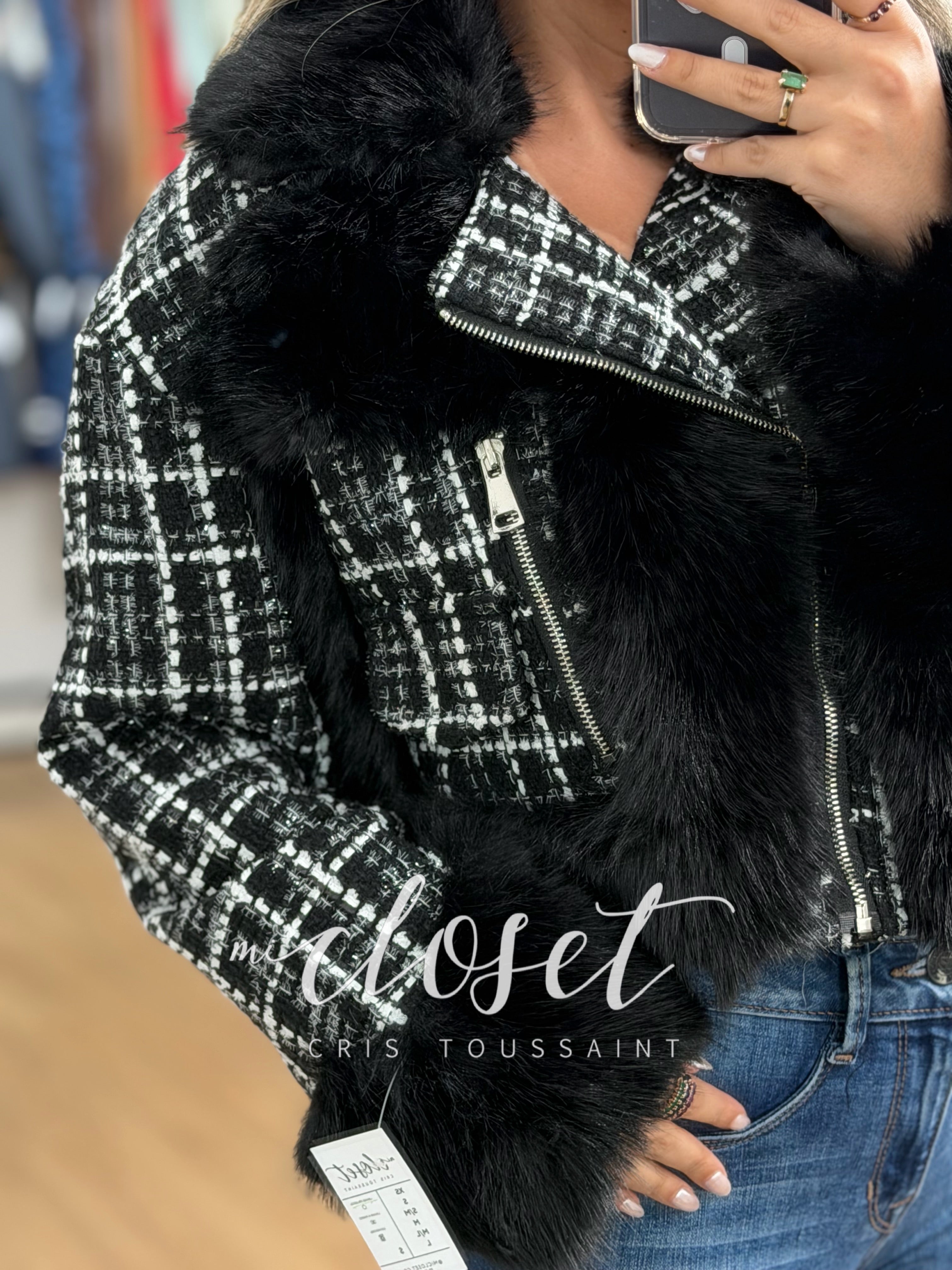 CHAMARRA CORTA TIPO TWEED CON DETALLE DE PELUCHE EN FRENTE, ESPALDA, CUELLO Y PUÑOS