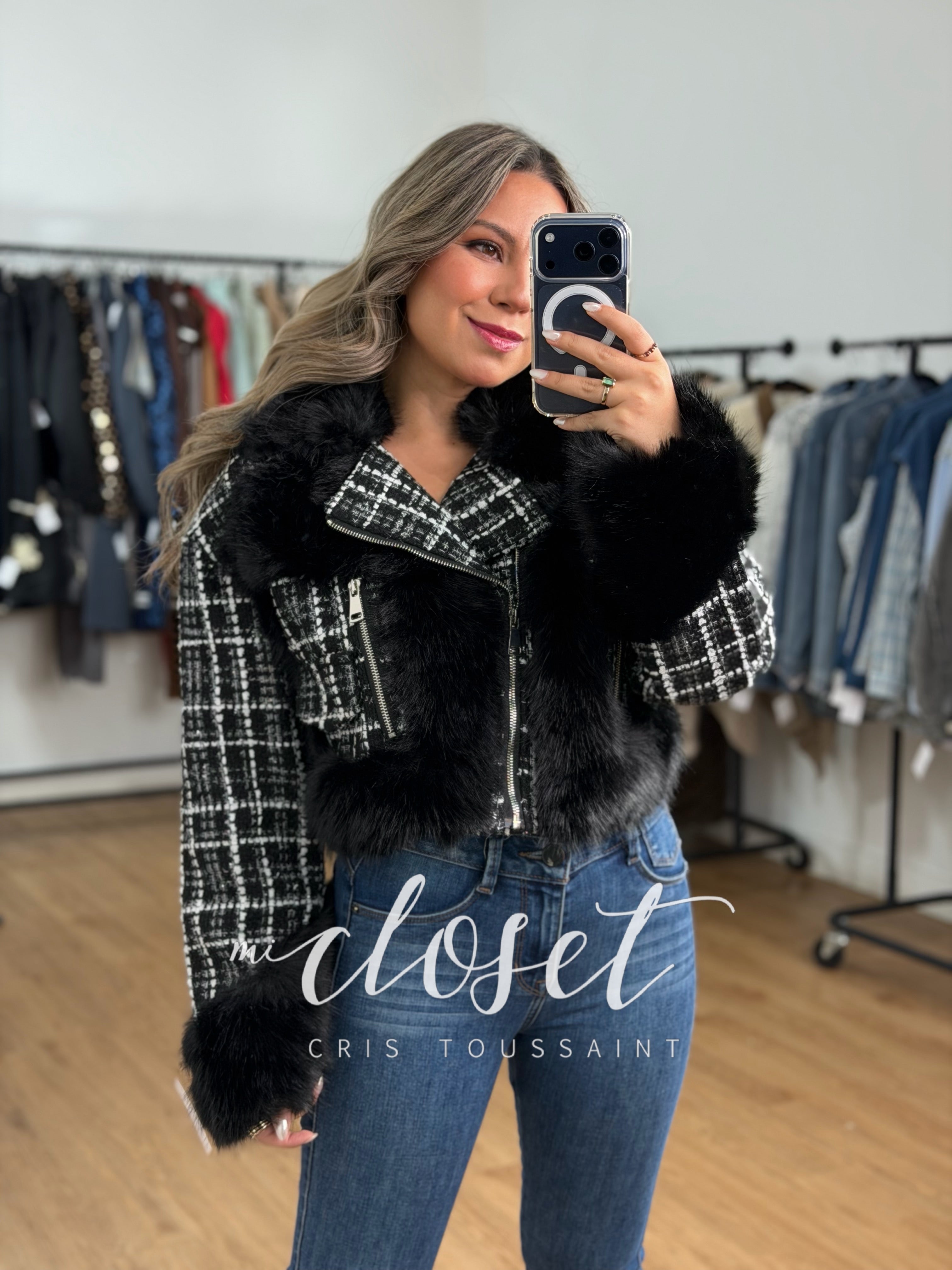 CHAMARRA CORTA TIPO TWEED CON DETALLE DE PELUCHE EN FRENTE, ESPALDA, CUELLO Y PUÑOS