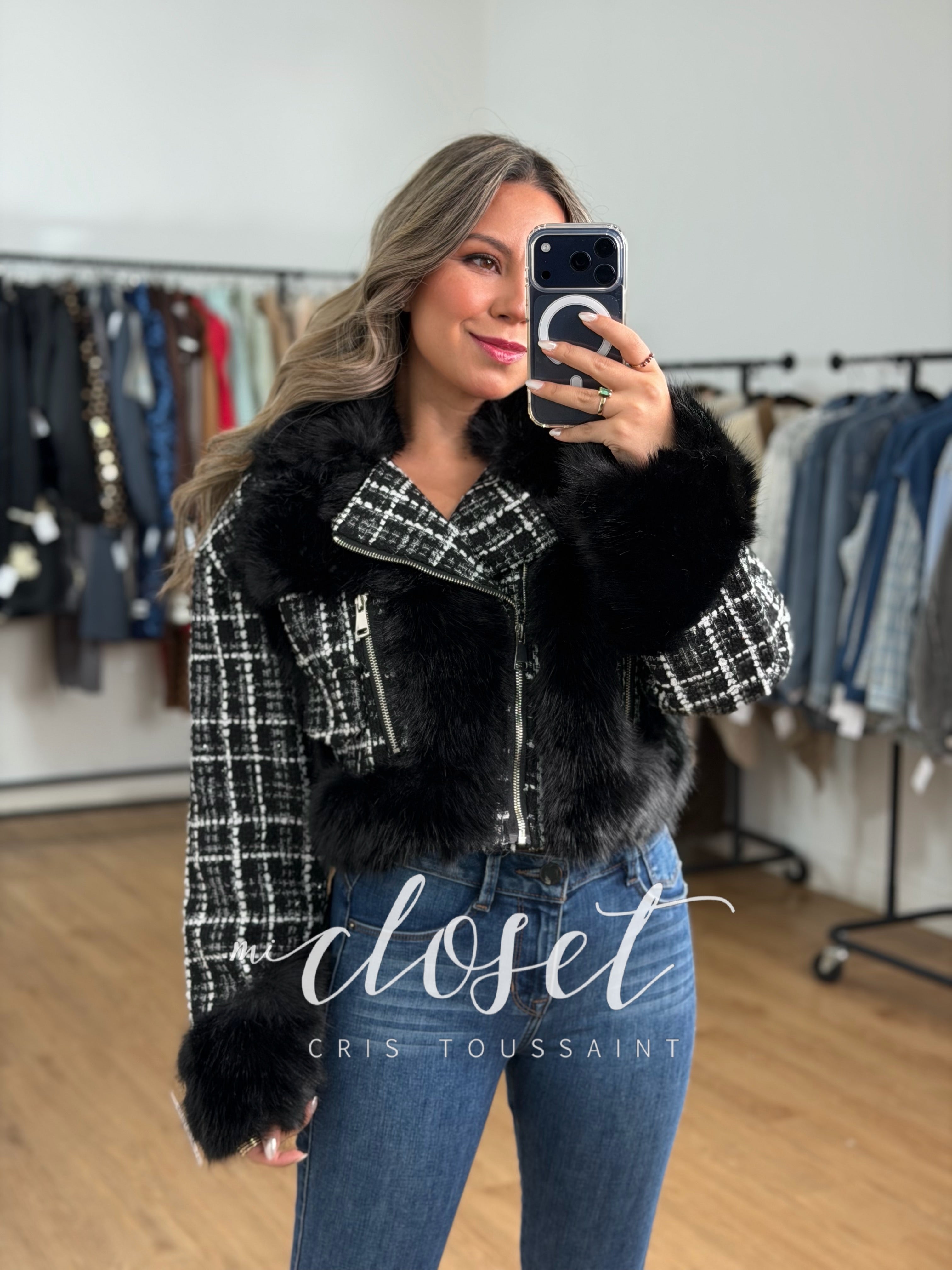 CHAMARRA CORTA TIPO TWEED CON DETALLE DE PELUCHE EN FRENTE, ESPALDA, CUELLO Y PUÑOS