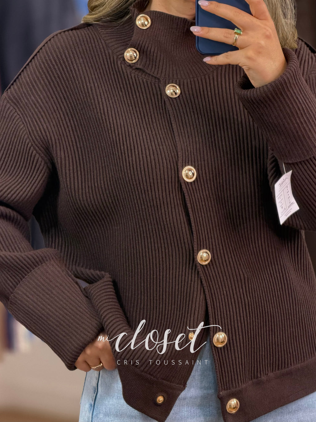 Sweater tipo chamarra, semi grueso, con botones dorados