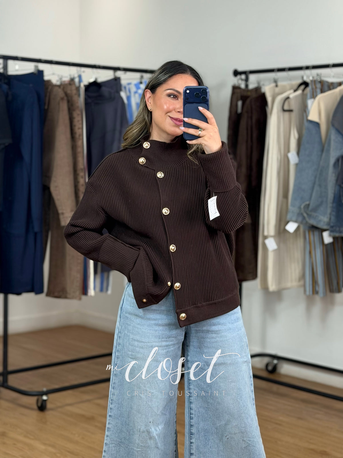 Sweater tipo chamarra, semi grueso, con botones dorados