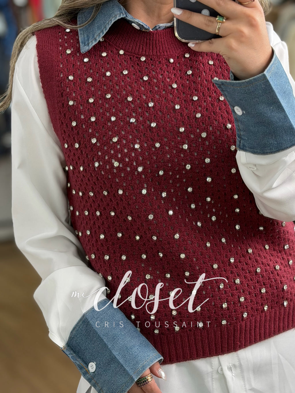 CAMISA CON CHALECO (DOS PIEZAS), PUÑOS Y CUELLO DE MEZCLILLA; CHALECO CALADO Y PIEDRAS EN FRENTE