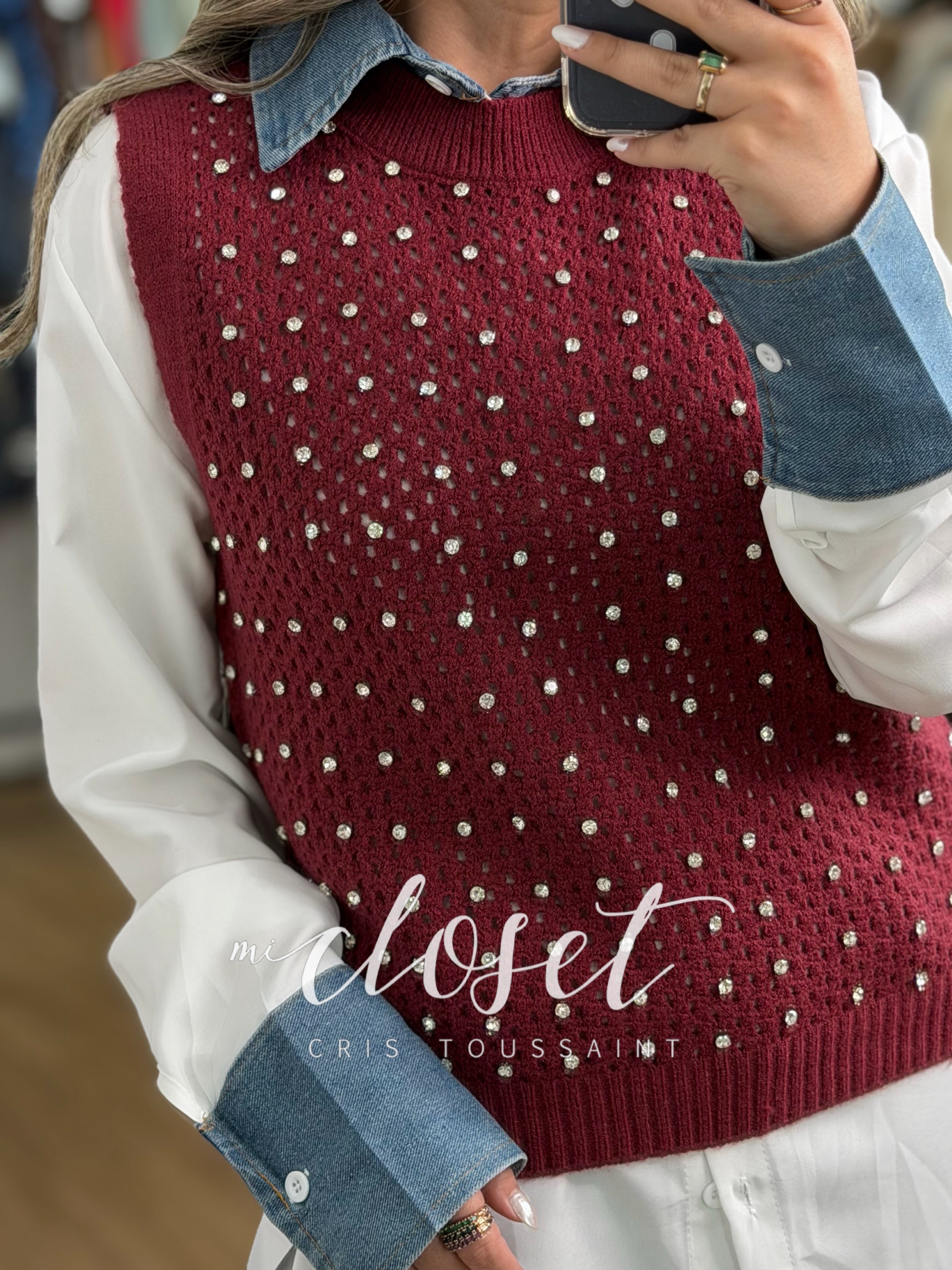 CAMISA CON CHALECO (DOS PIEZAS), PUÑOS Y CUELLO DE MEZCLILLA; CHALECO CALADO Y PIEDRAS EN FRENTE