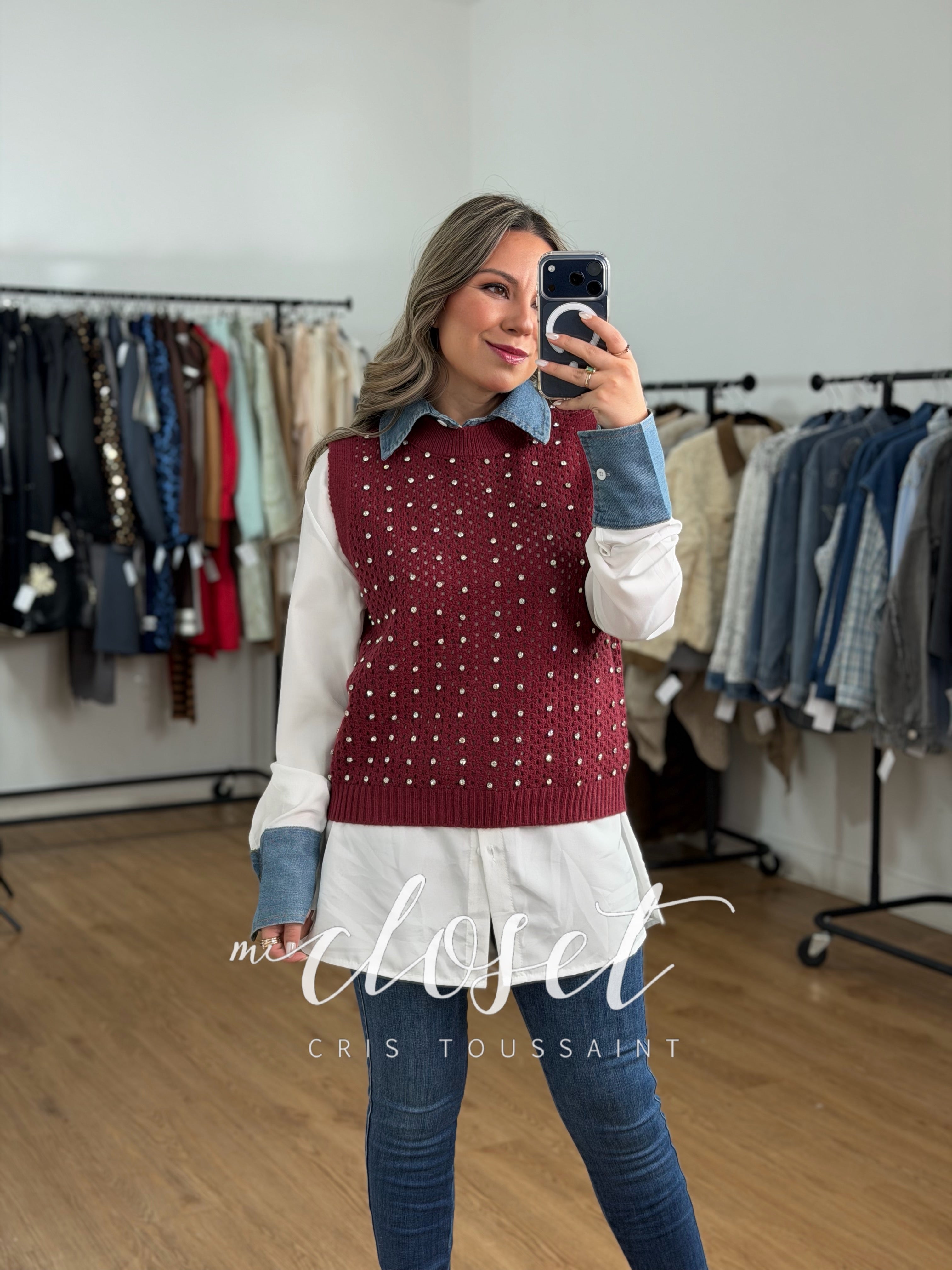 CAMISA CON CHALECO (DOS PIEZAS), PUÑOS Y CUELLO DE MEZCLILLA; CHALECO CALADO Y PIEDRAS EN FRENTE