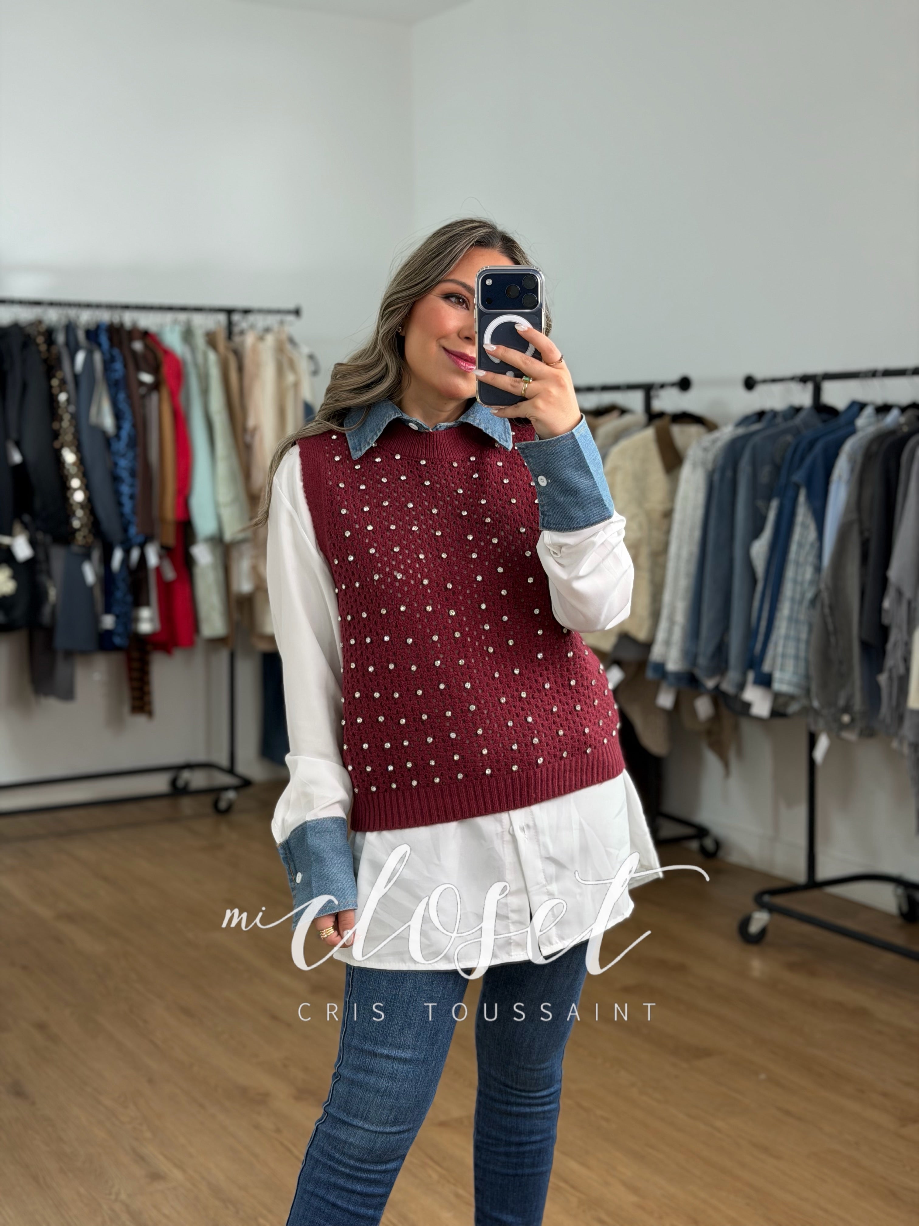 CAMISA CON CHALECO (DOS PIEZAS), PUÑOS Y CUELLO DE MEZCLILLA; CHALECO CALADO Y PIEDRAS EN FRENTE