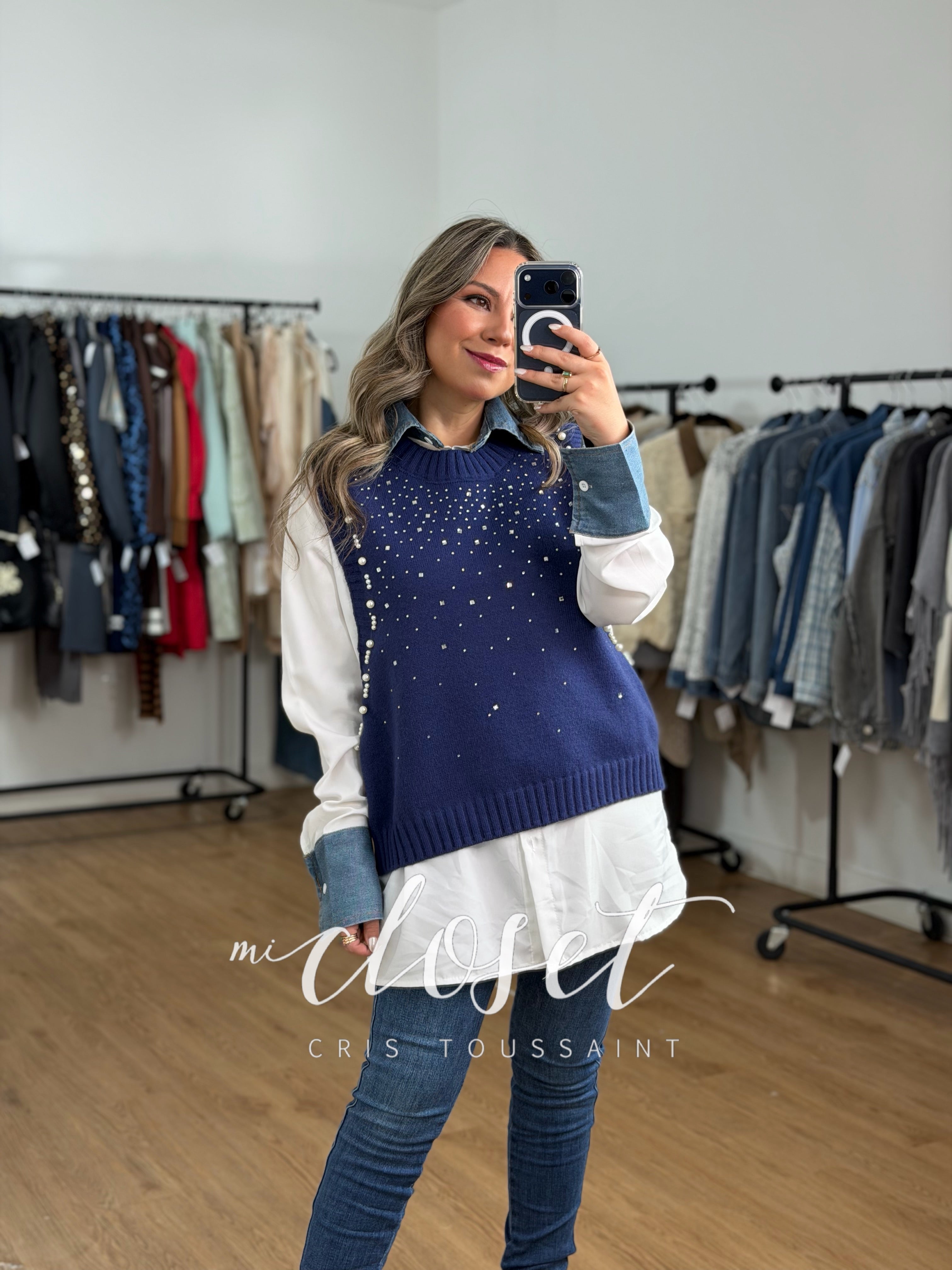 CAMISA Y CHALECO (DOS PIEZAS), CAMISA CON PUÑO Y CUELLO DE MEZCLILLA; CHALECO CON PERLITAS Y CRISTALES EN FRENTE