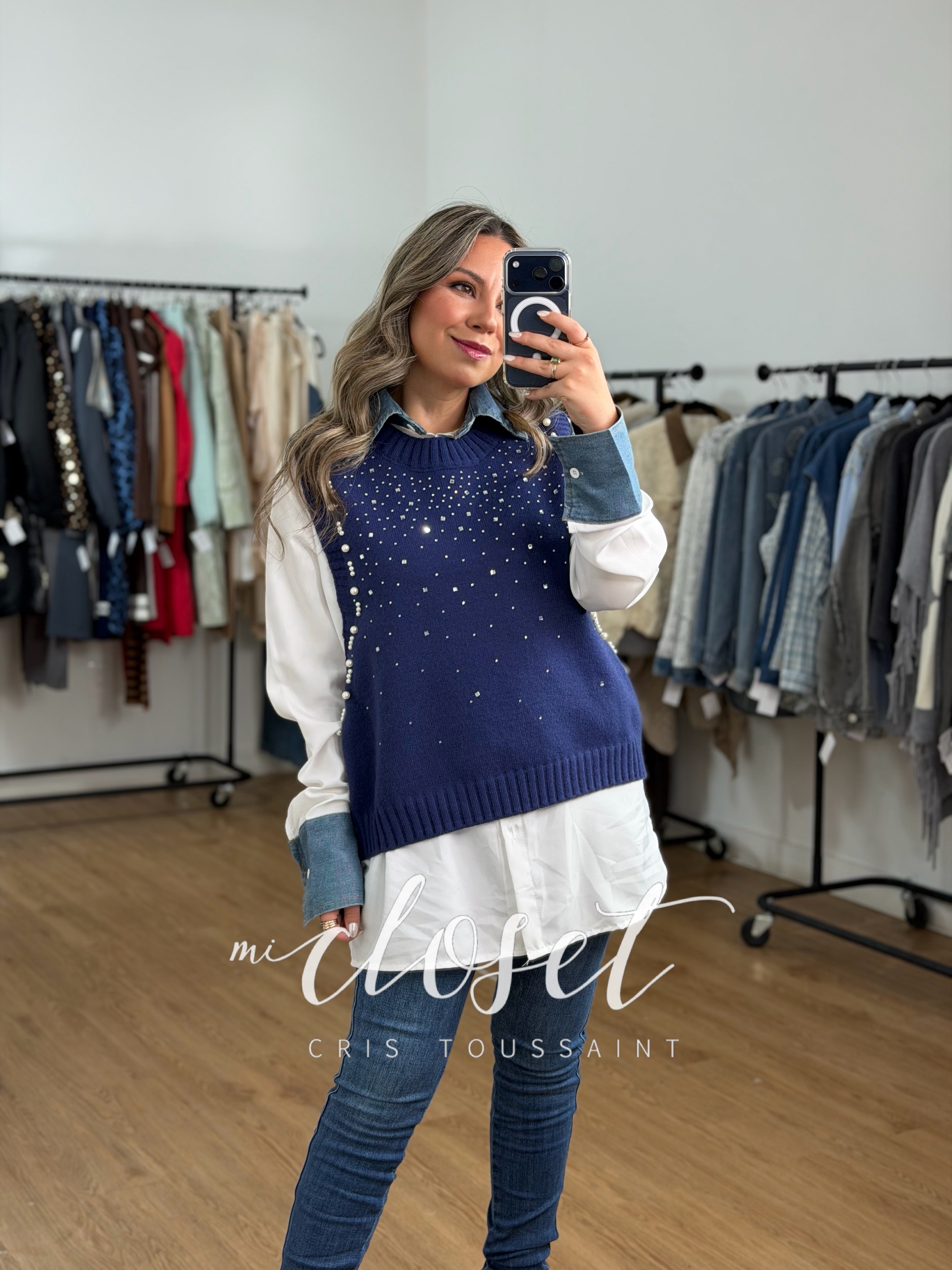 CAMISA Y CHALECO (DOS PIEZAS), CAMISA CON PUÑO Y CUELLO DE MEZCLILLA; CHALECO CON PERLITAS Y CRISTALES EN FRENTE