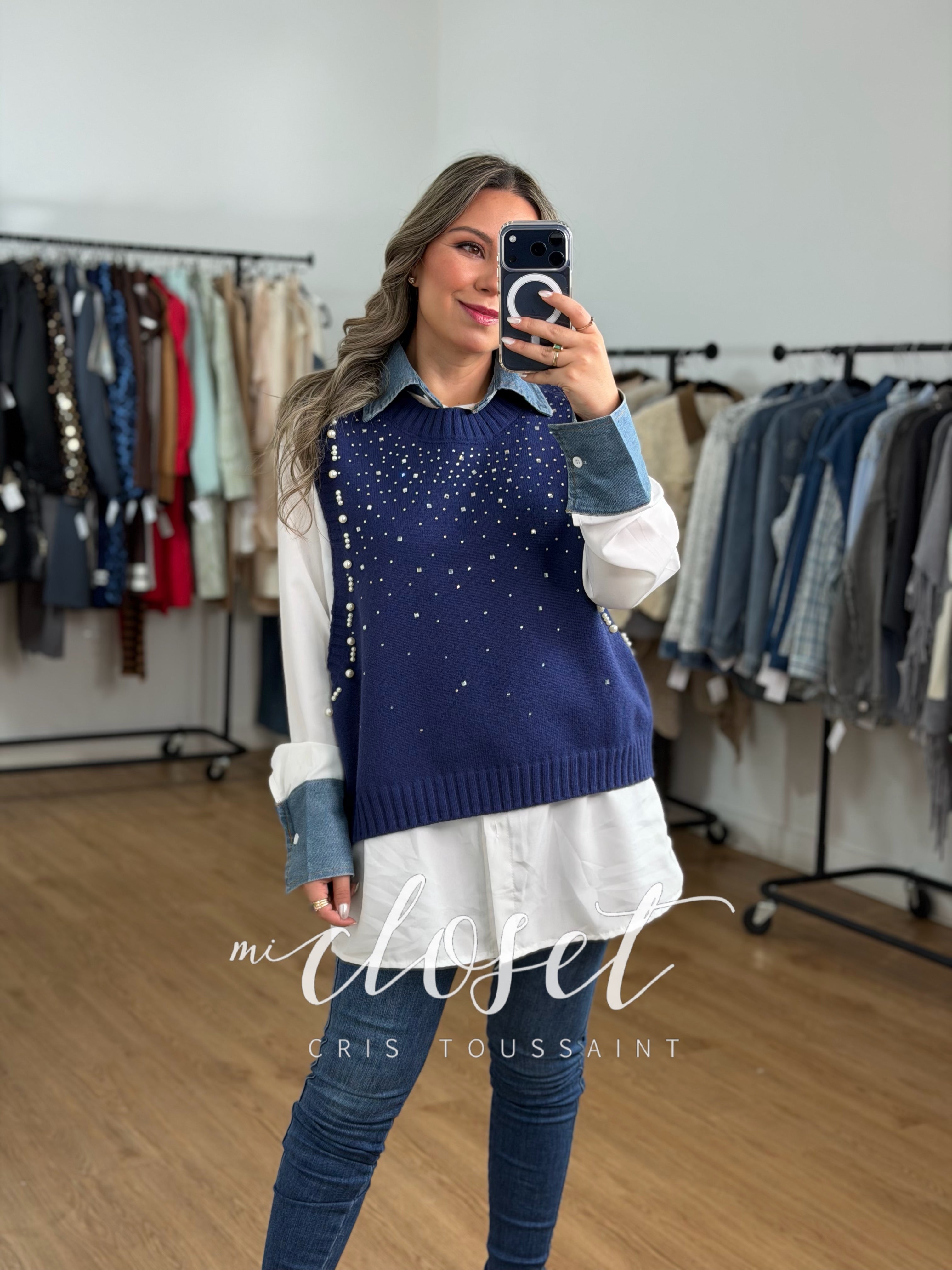 CAMISA Y CHALECO (DOS PIEZAS), CAMISA CON PUÑO Y CUELLO DE MEZCLILLA; CHALECO CON PERLITAS Y CRISTALES EN FRENTE
