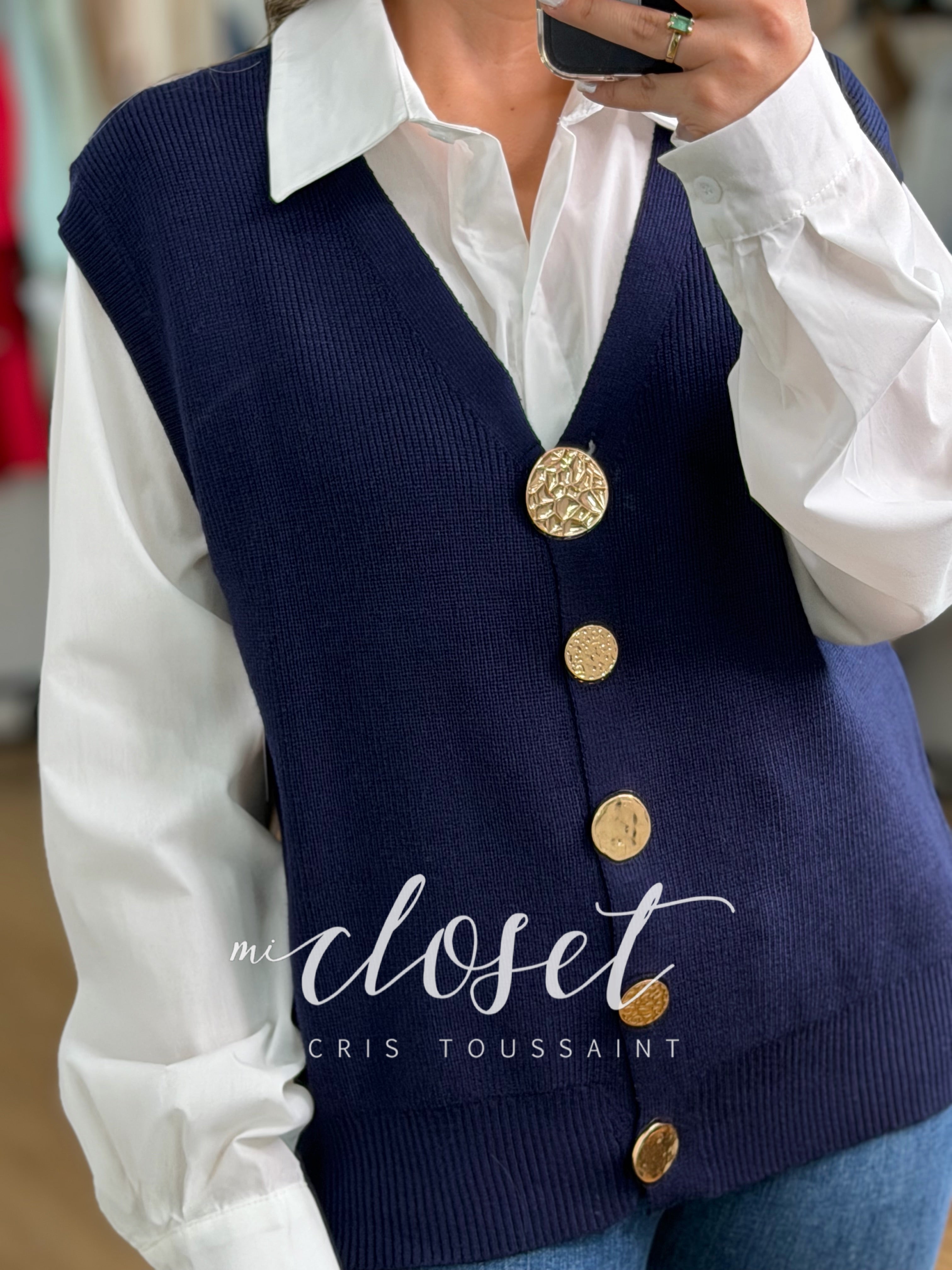 CHALECO CON CAMISA (DOS PIEZAS) DETALLE EN BOTONES