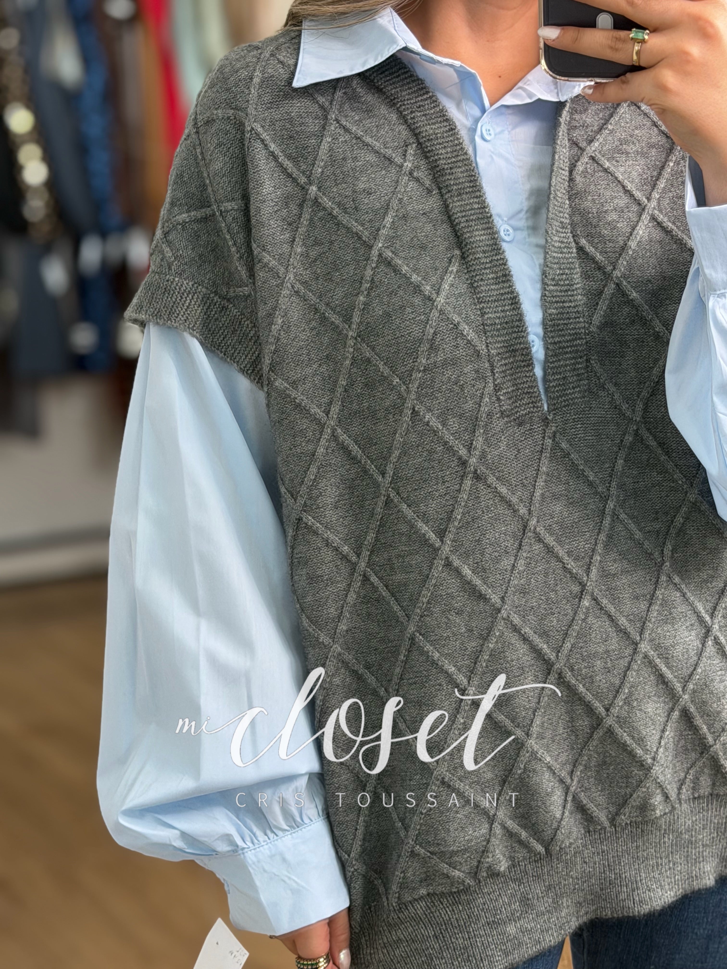 CHALECO DE ROMBOS CON CAMISA ADHERIDA (OVERSIZED) STRETCH