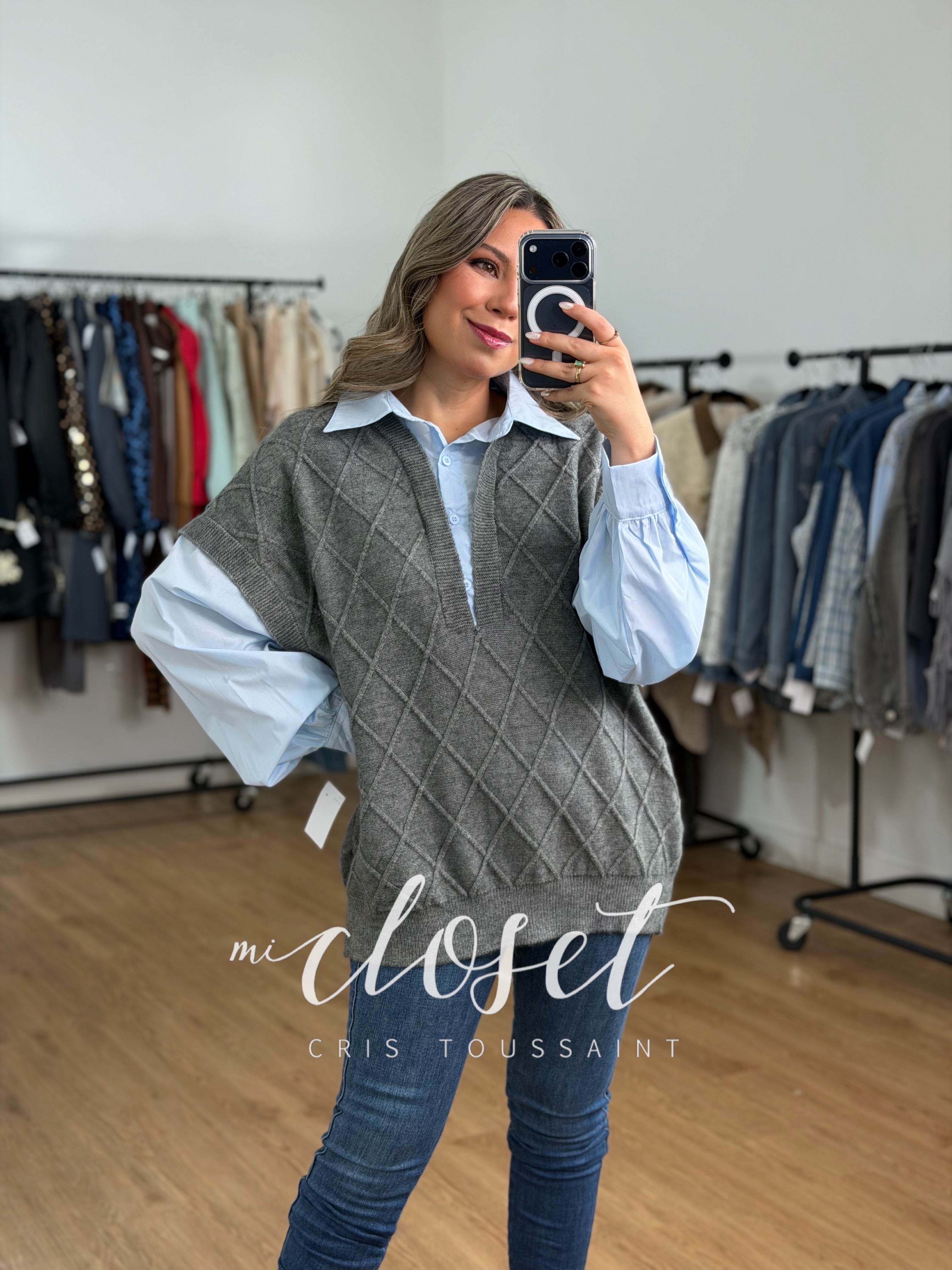 CHALECO DE ROMBOS CON CAMISA ADHERIDA (OVERSIZED) STRETCH