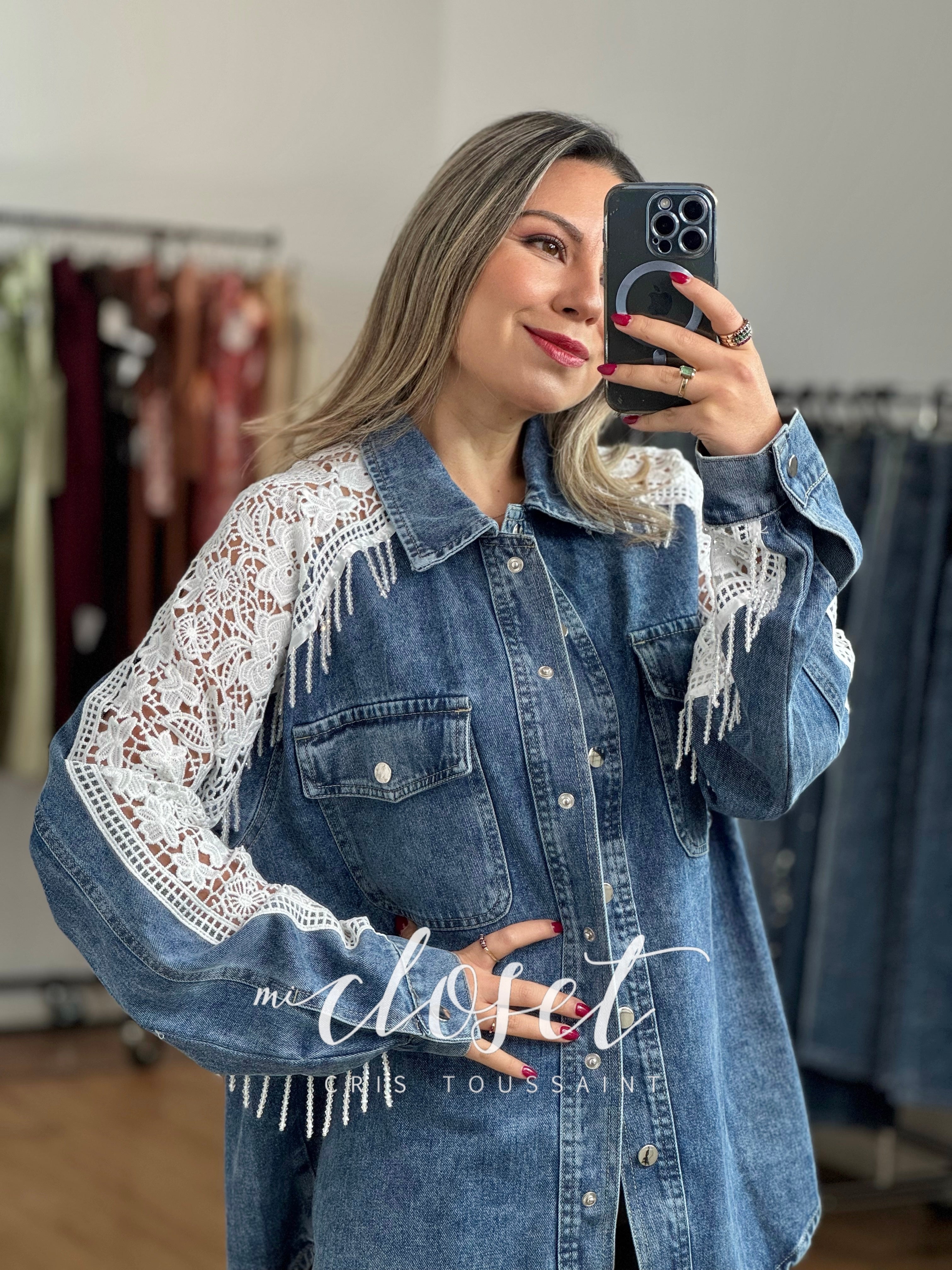 CAMISOLA GRUESA DE MEZCLILLA OVERSIZED CON MANGA DE ENCAJE Y TIRITAS DE CRISTAL EN MANGA Y HOMBRO