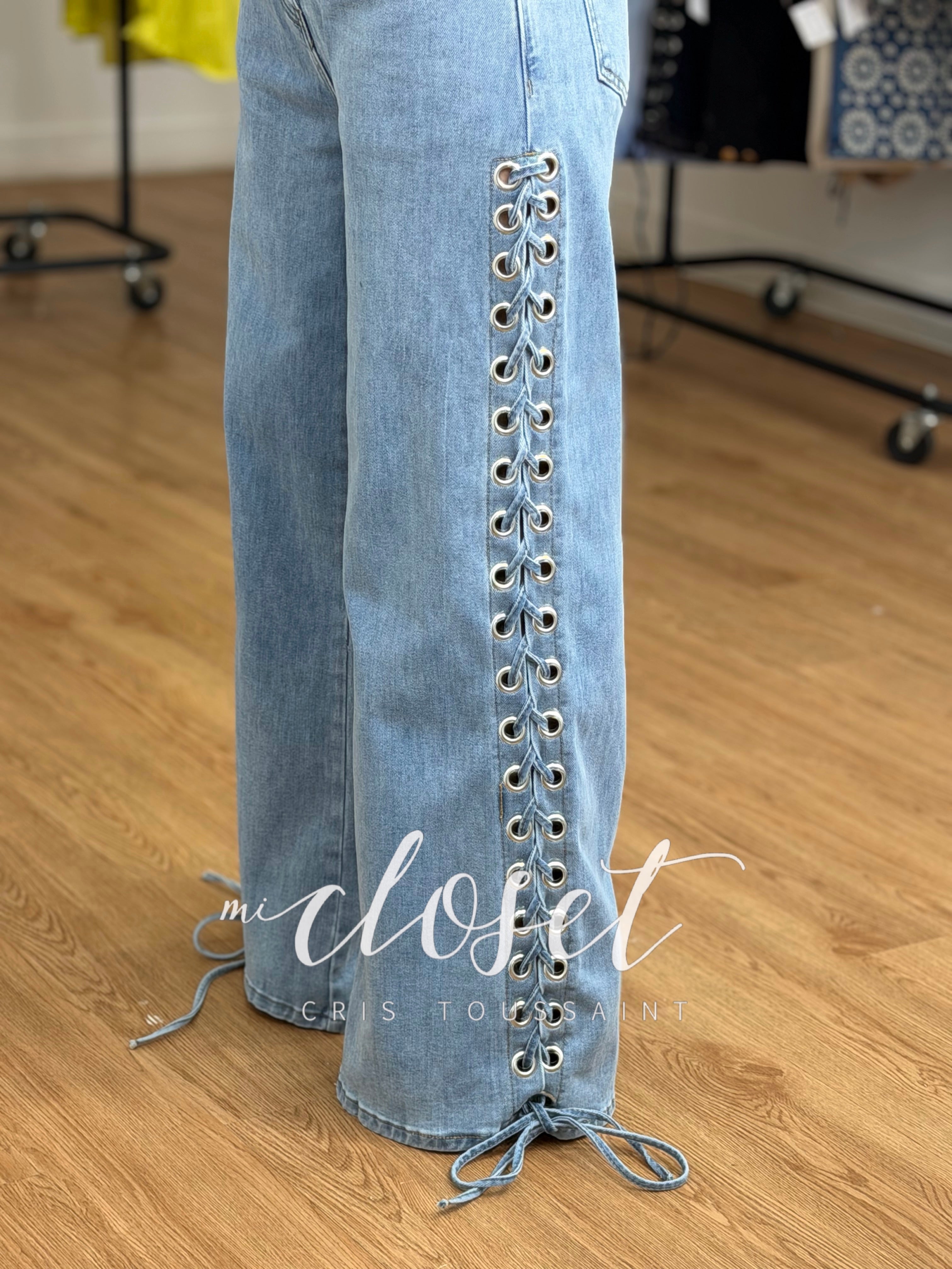 JEANS TIPO WIDE LEG CON TRENZADO EN COSTADOS