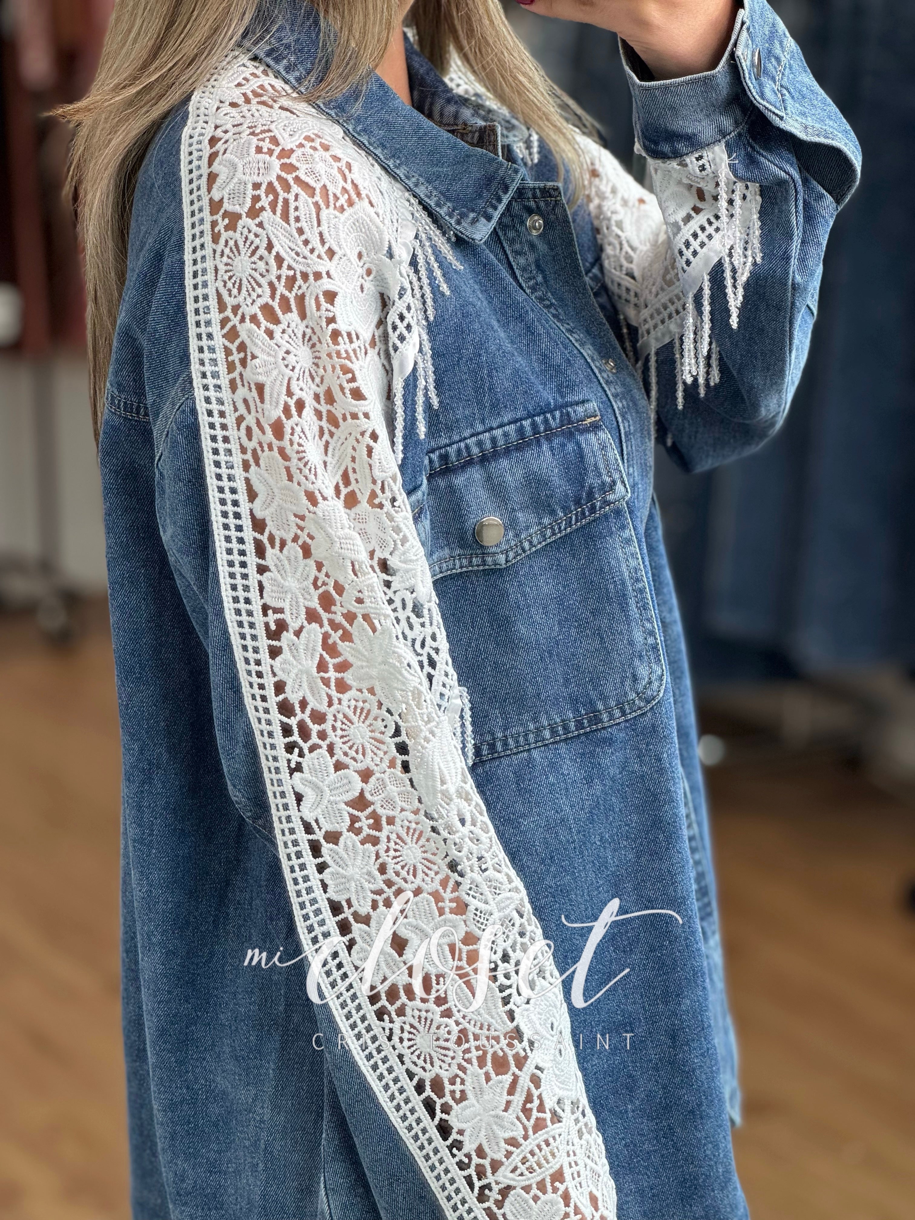 CAMISOLA GRUESA DE MEZCLILLA OVERSIZED CON MANGA DE ENCAJE Y TIRITAS DE CIRSTAL EN MANGA Y HOMBRO