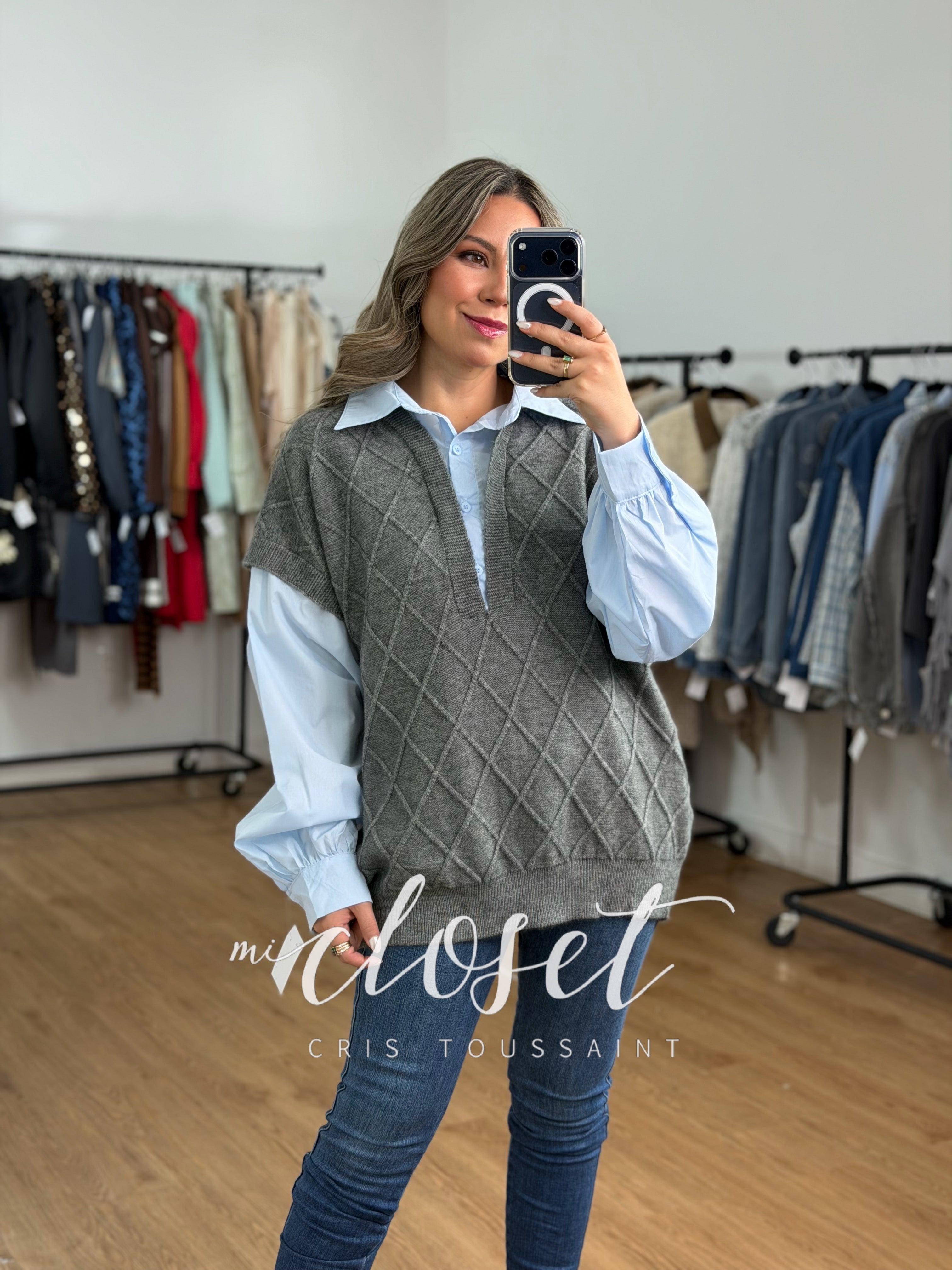 CHALECO DE ROMBOS CON CAMISA ADHERIDA (OVERSIZED) STRETCH