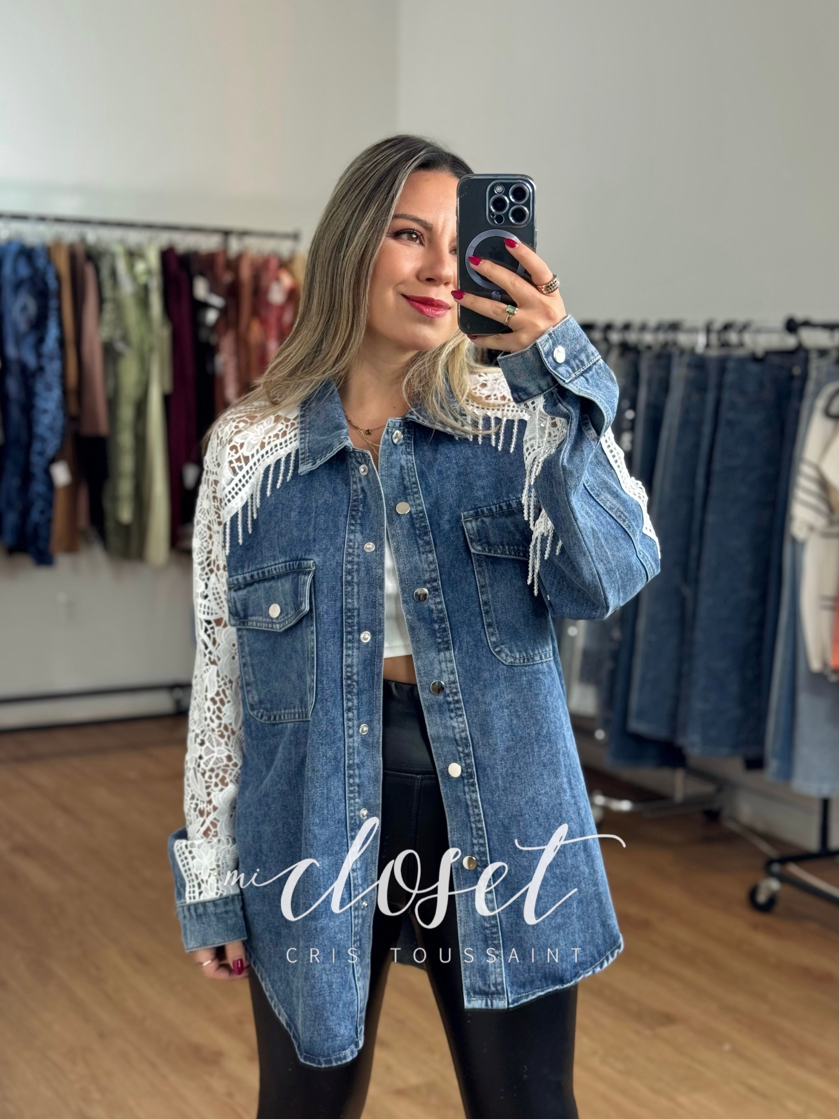 CAMISOLA GRUESA DE MEZCLILLA OVERSIZED CON MANGA DE ENCAJE Y TIRITAS DE CIRSTAL EN MANGA Y HOMBRO