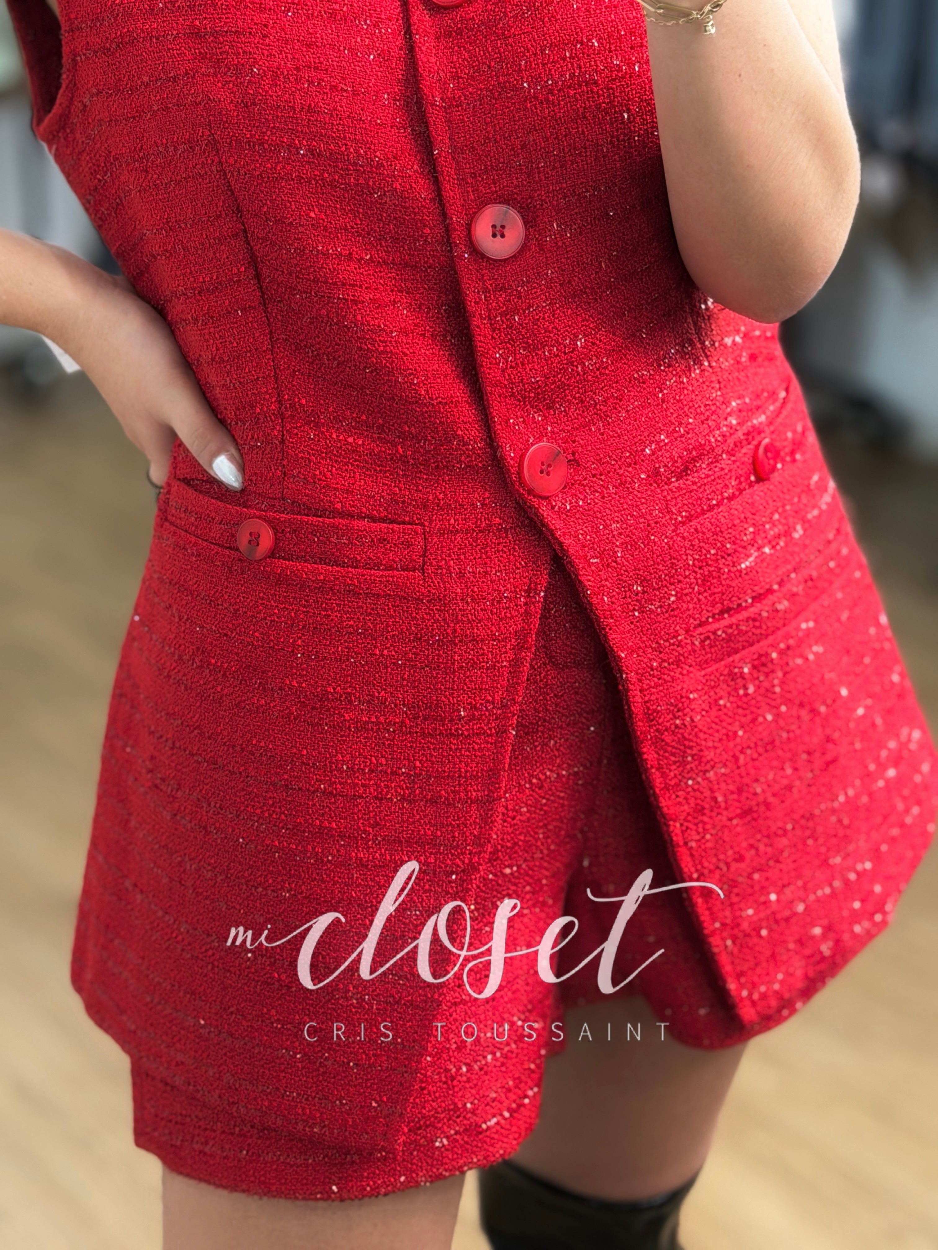 CONJUNTO DE CHALECO Y SHORT TELA TIPO TWEED CON DESTELLOS DE BRILLOS