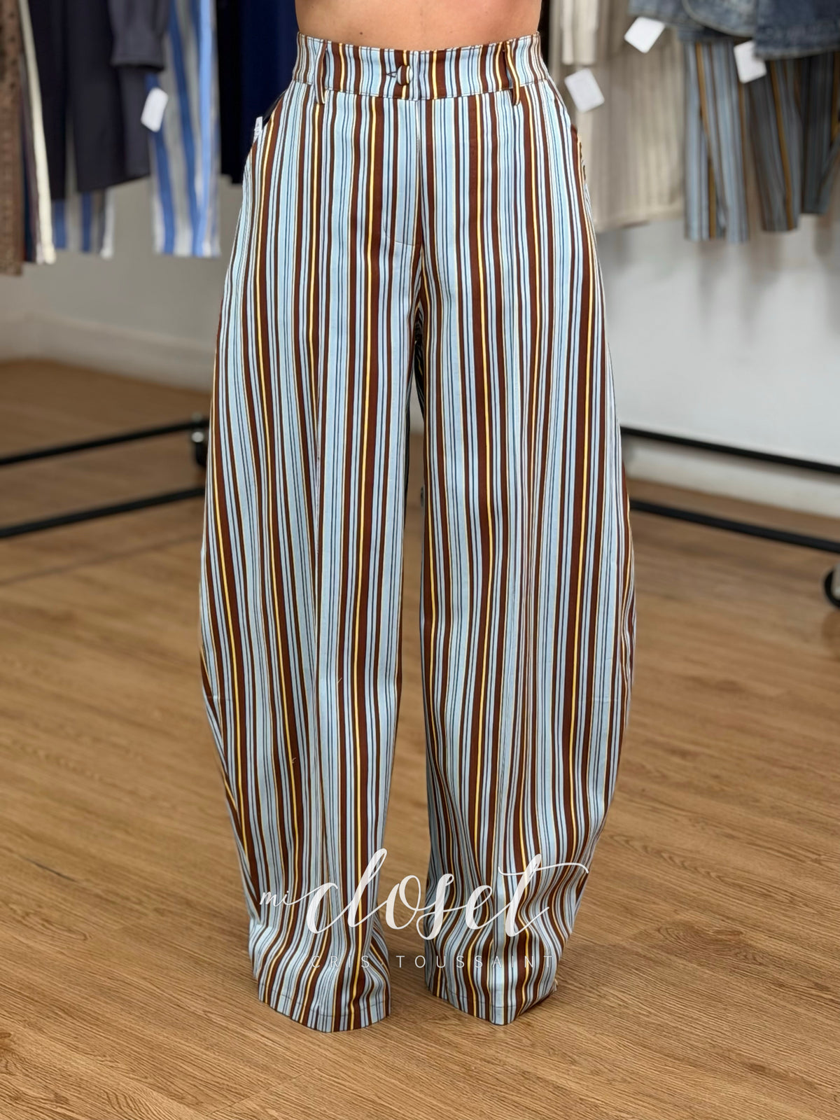 Pantalón tipo gabardina, corte Barrel, stretch, con resorte trasero