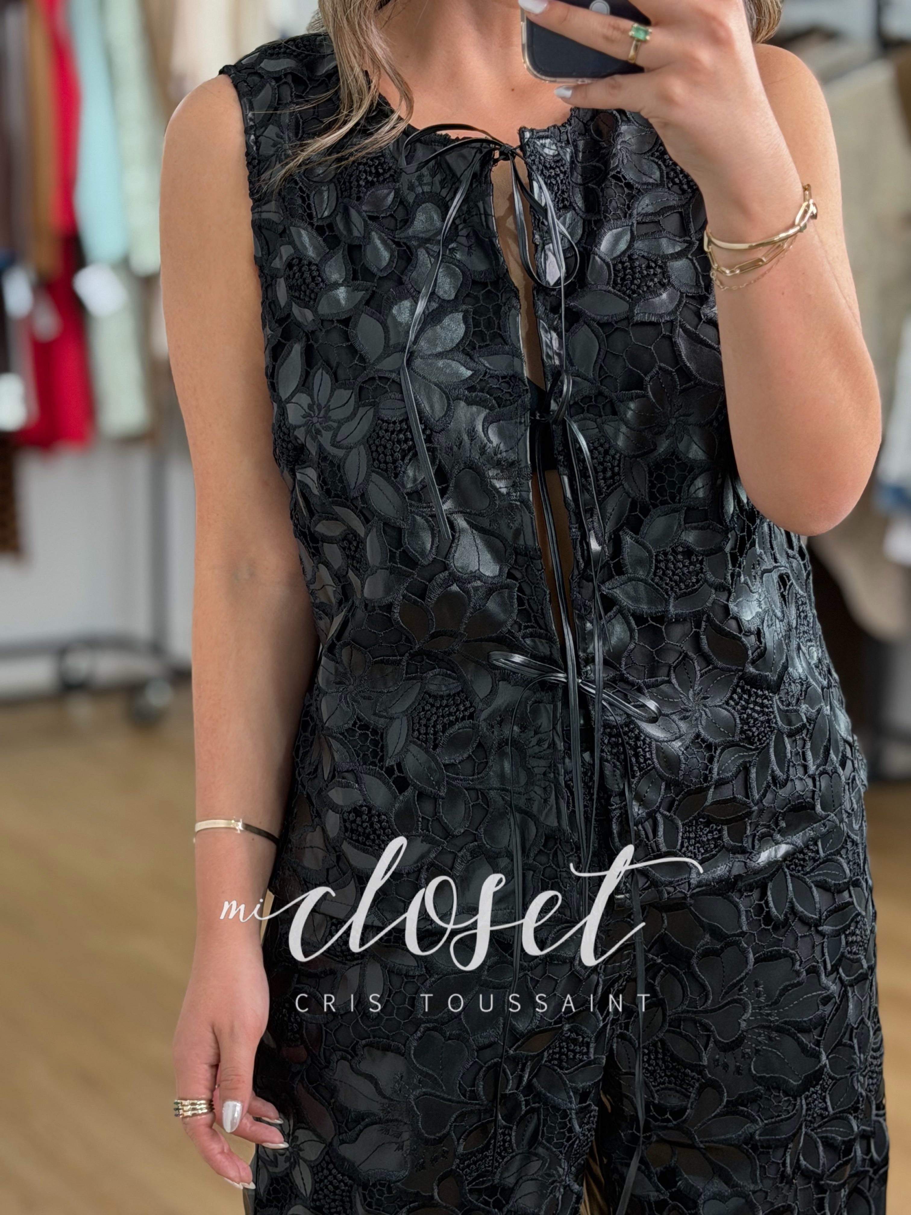 CONJUNTO EFECTO PIEL CON ENCAJE, CHALECO CON CINTAS AJUSTABLES EN EL FRENTE