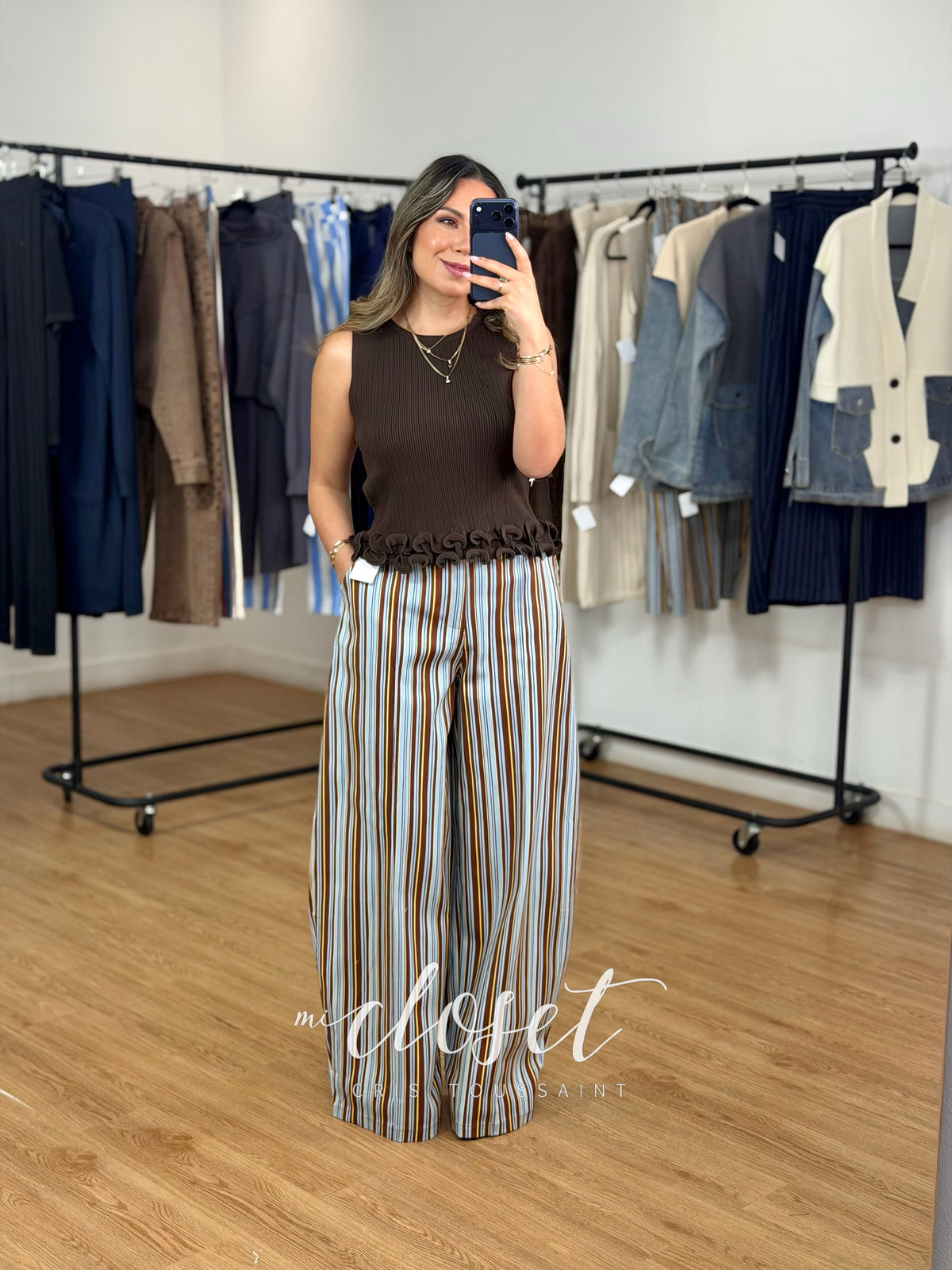 Pantalón tipo gabardina, corte Barrel, stretch, con resorte trasero
