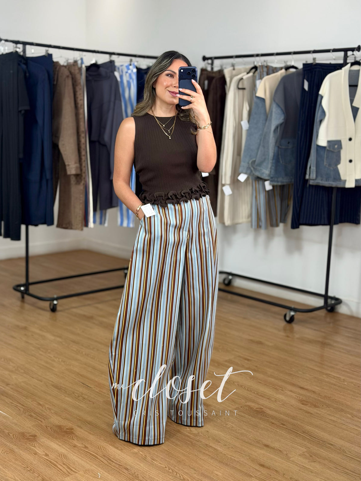 Pantalón tipo gabardina, corte Barrel, stretch, con resorte trasero