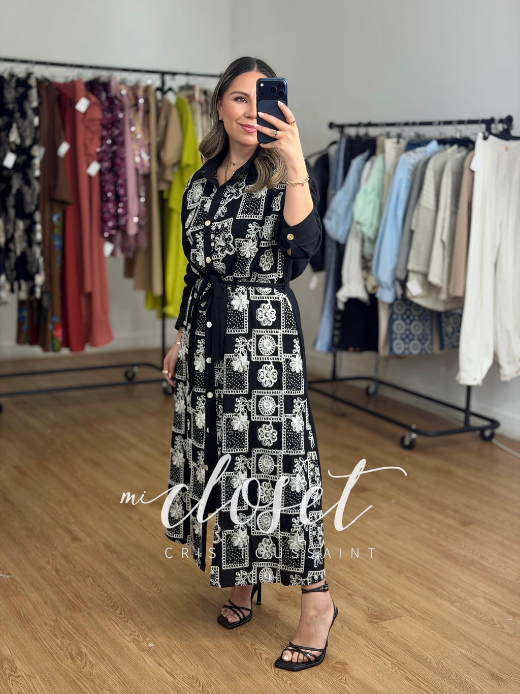 VESTIDO TIPO BLUSÓN, CON BORDADO METALIZADO TODO EL FRENTE Y CINTA AJUSTABLE