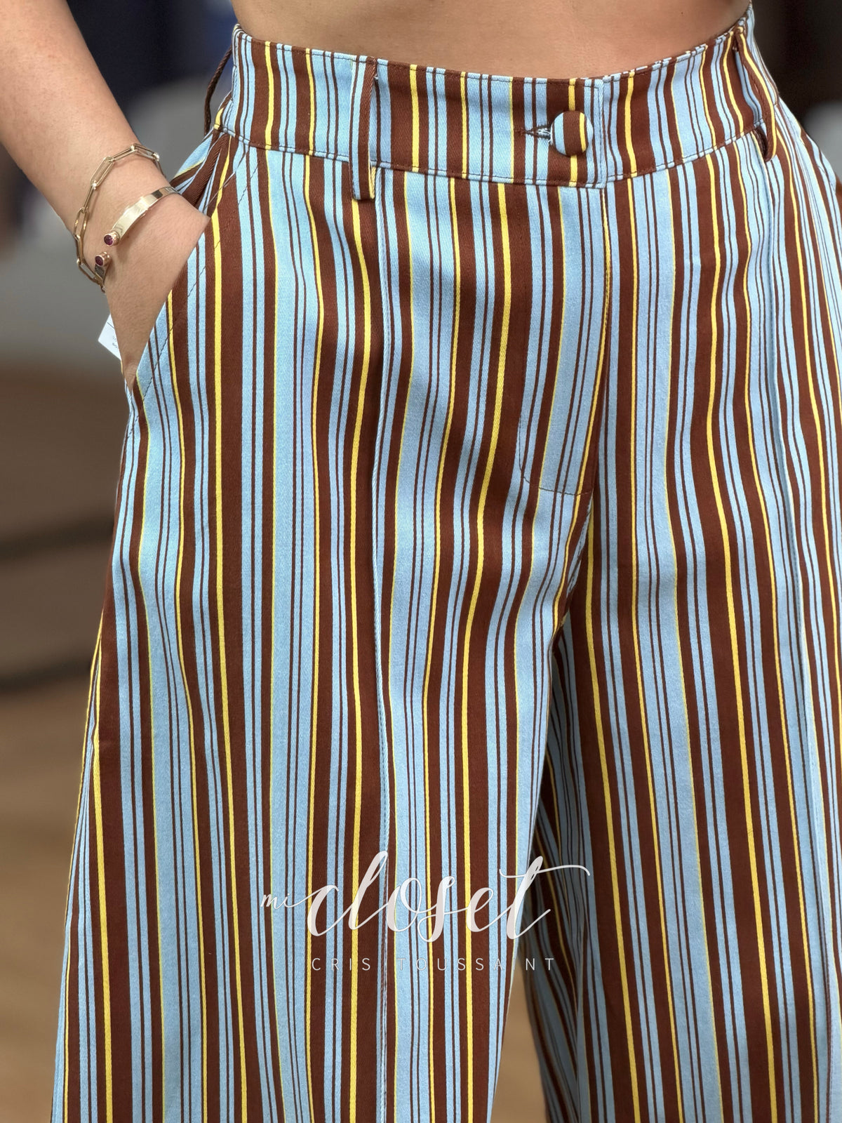 Pantalón tipo gabardina, corte Barrel, stretch, con resorte trasero