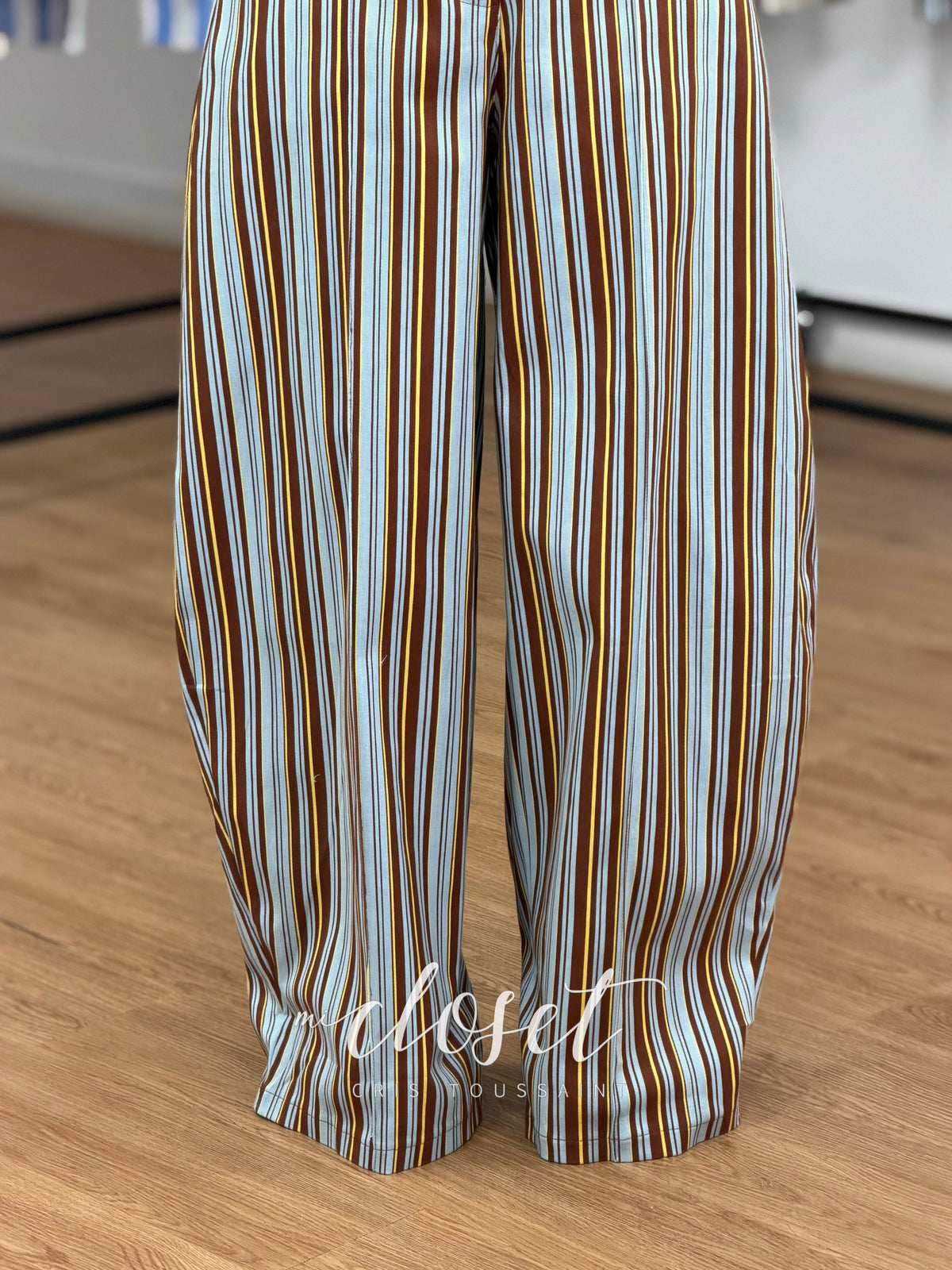 Pantalón tipo gabardina, corte Barrel, stretch, con resorte trasero