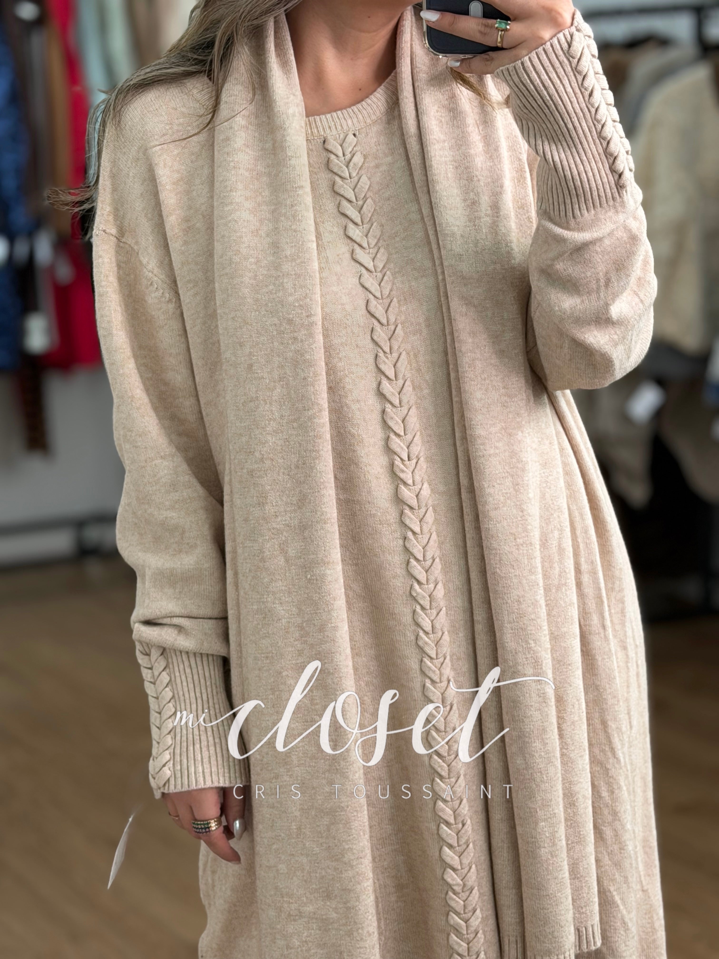CONJUNTO TRES PIEZAS; PANTS, SWEATER LARGO Y BUFANDA CON DETALLE DE TRENZA