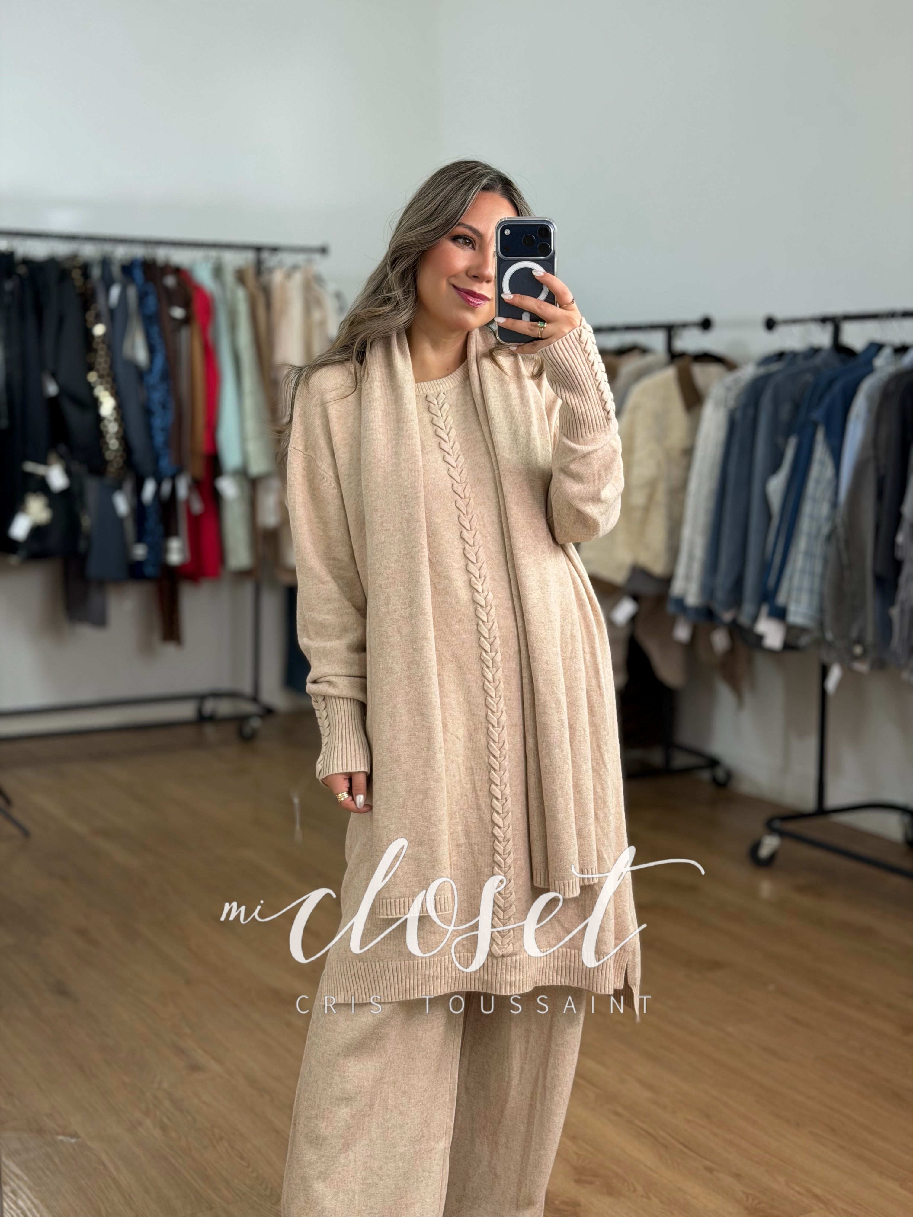 CONJUNTO TRES PIEZAS; PANTS, SWEATER LARGO Y BUFANDA CON DETALLE DE TRENZA