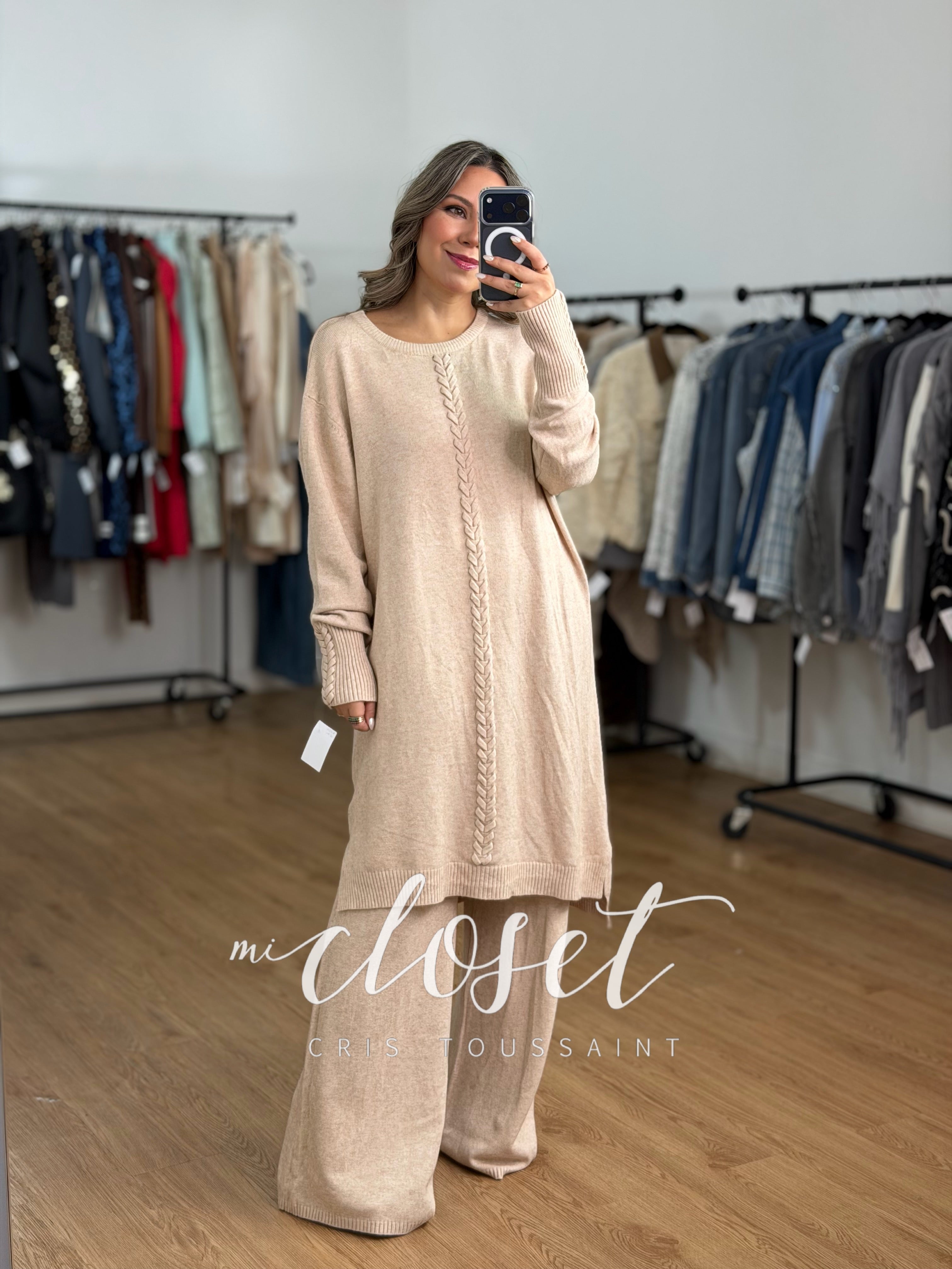 CONJUNTO TRES PIEZAS; PANTS, SWEATER LARGO Y BUFANDA CON DETALLE DE TRENZA