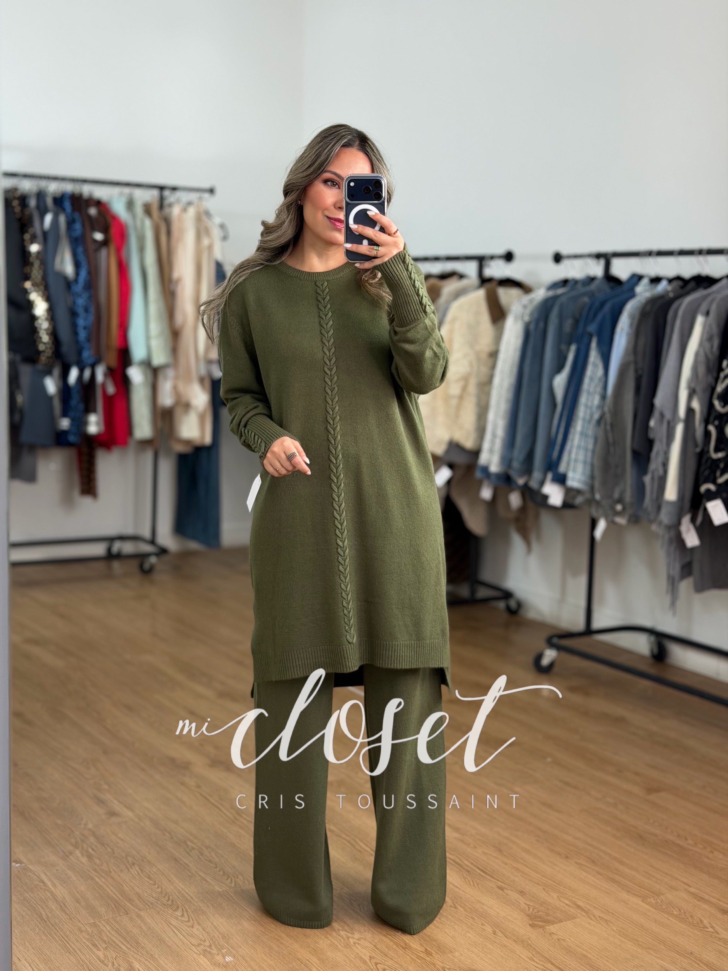 CONJUNTO TRES PIEZAS; PANTS, SWEATER LARGO Y BUFANDA CON DETALLE DE TRENZA