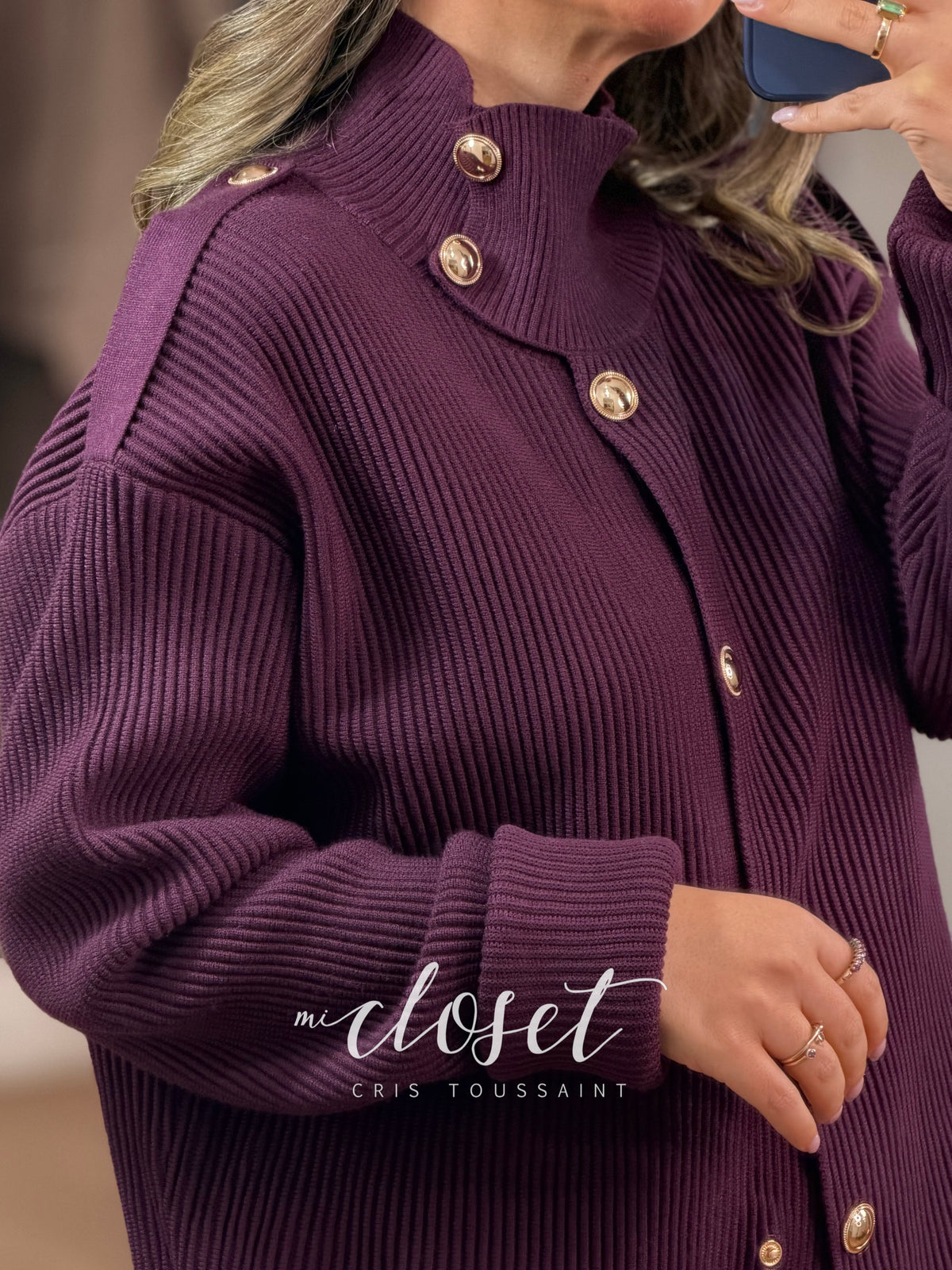 Sweater tipo chamarra, semi grueso, con botones dorados