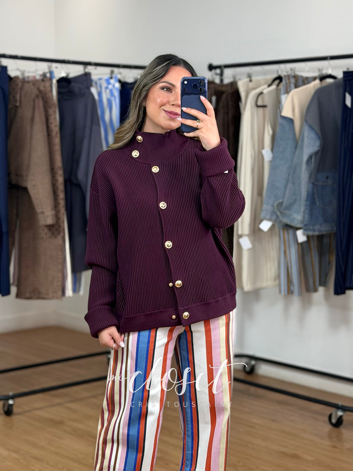 Sweater tipo chamarra, semi grueso, con botones dorados