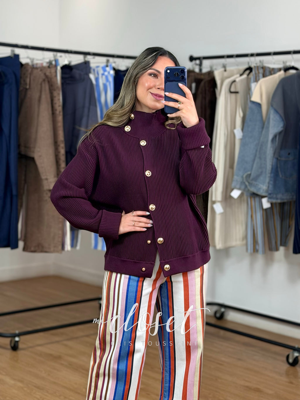 Sweater tipo chamarra, semi grueso, con botones dorados