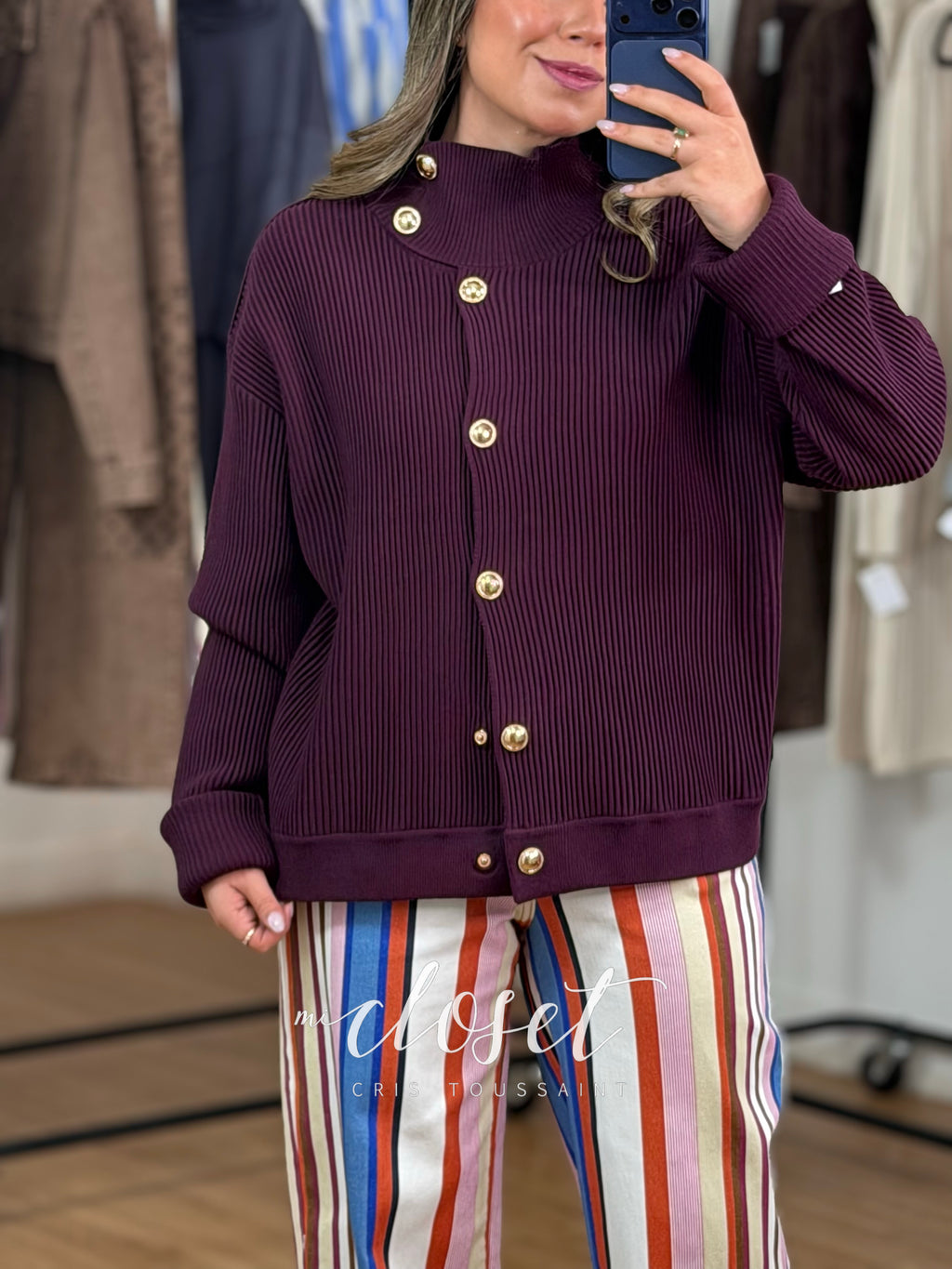 Sweater tipo chamarra, semi grueso, con botones dorados