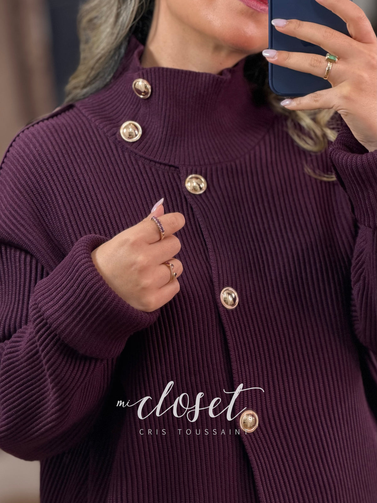 Sweater tipo chamarra, semi grueso, con botones dorados