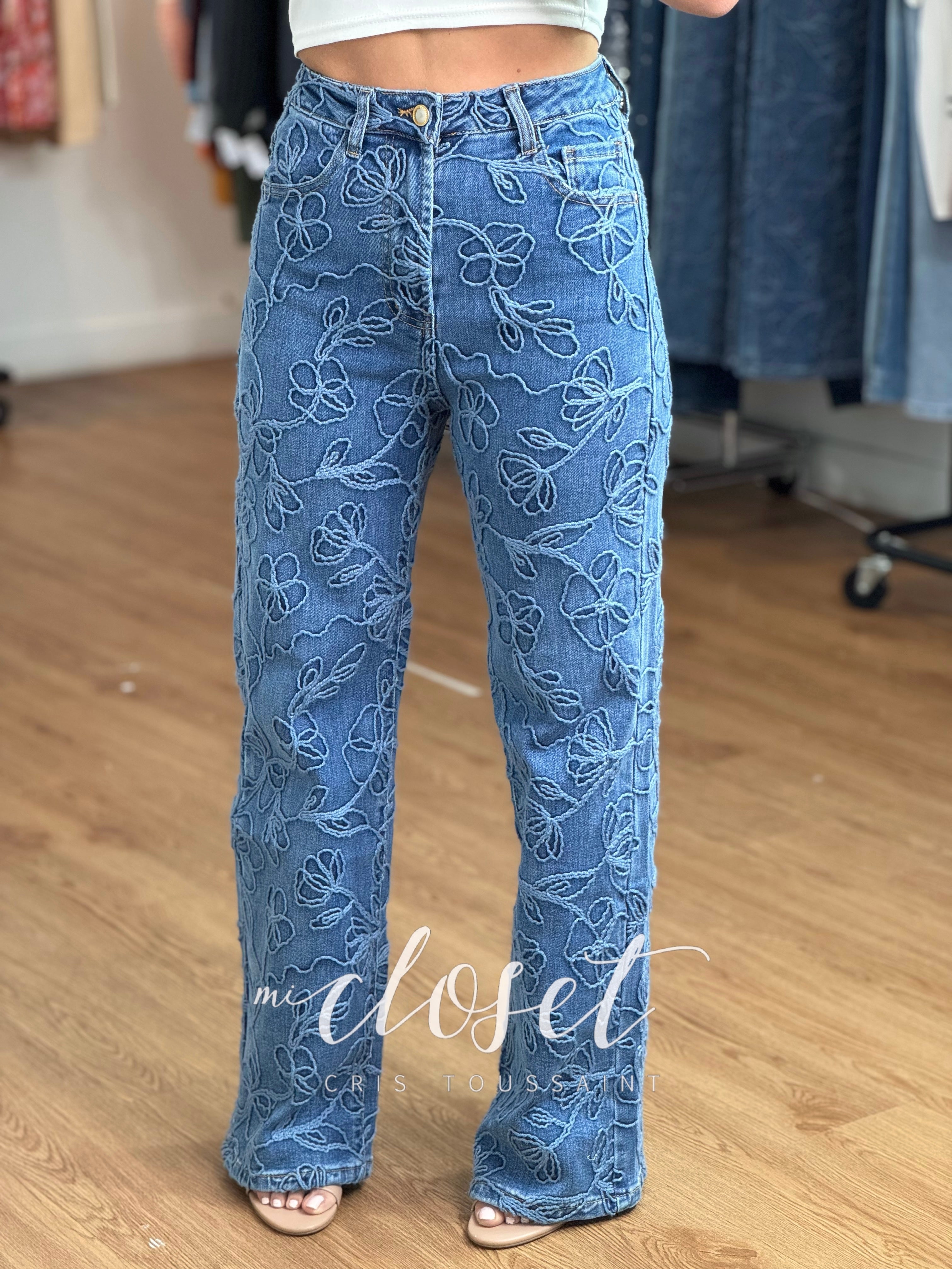 JEANS RECTOS SÚPER STRETCH CON TEXTURA BORDADA