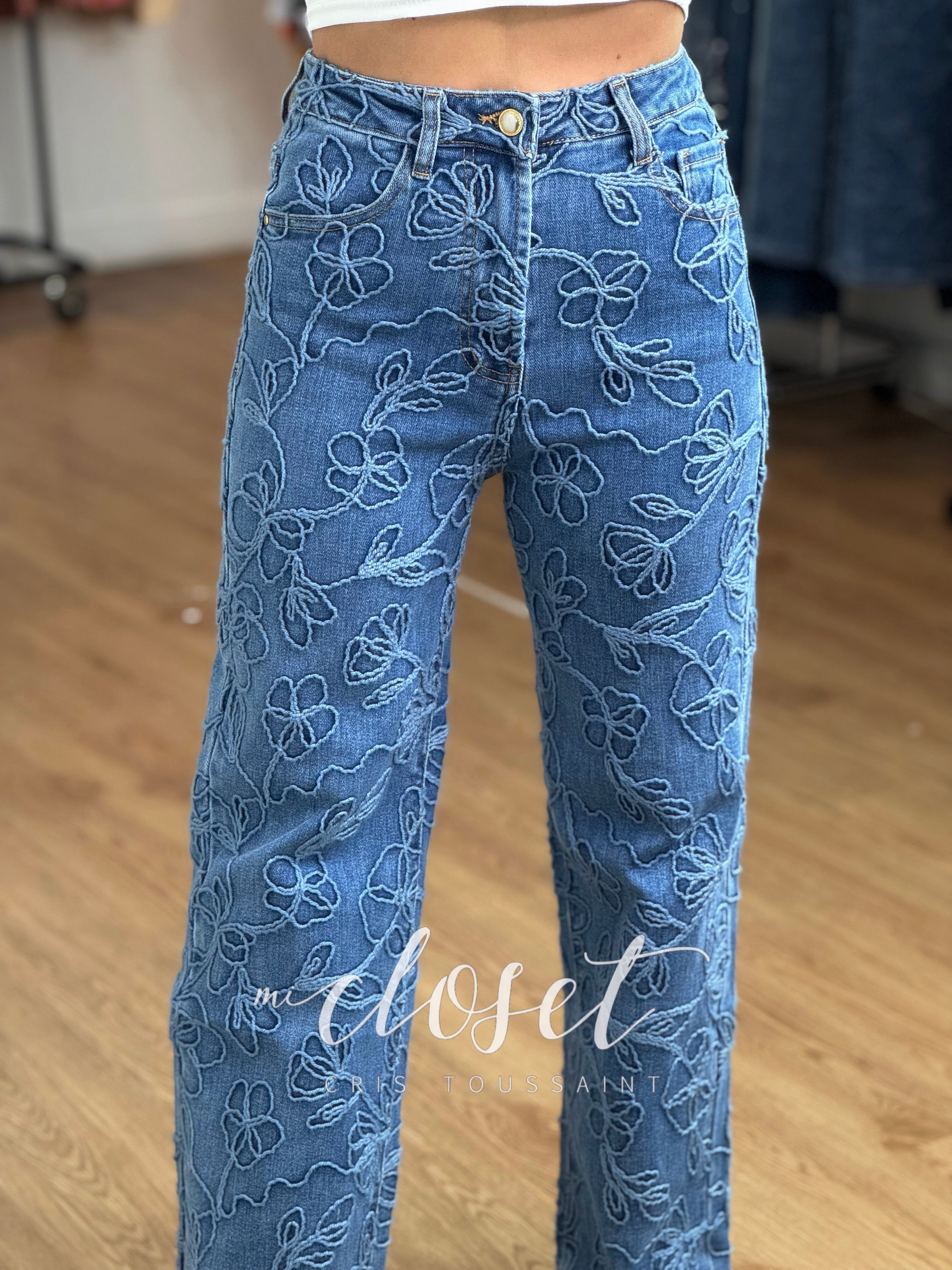 JEANS RECTOS SÚPER STRETCH CON TEXTURA BORDADA