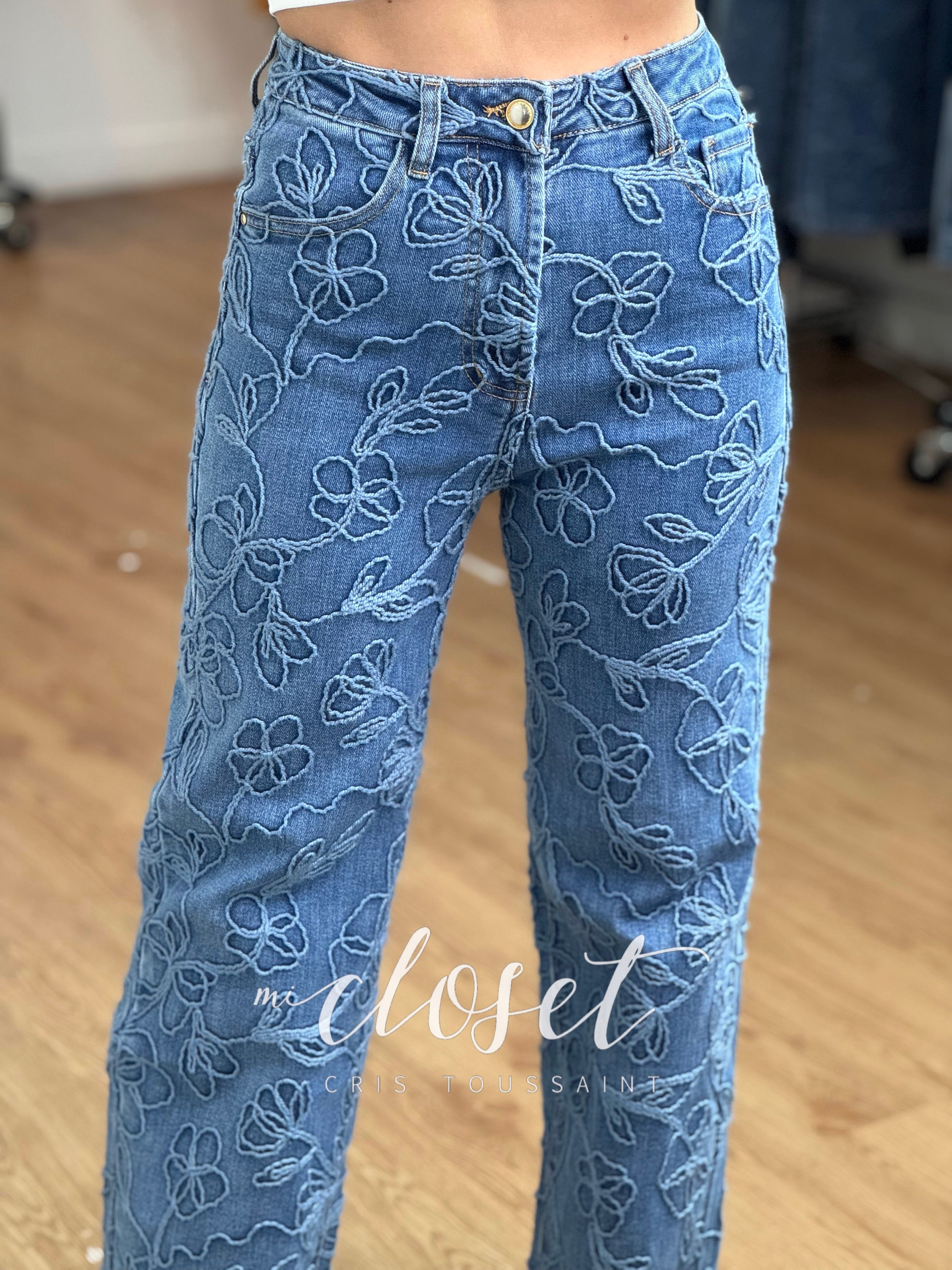 JEANS RECTOS SÚPER STRETCH CON TEXTURA BORDADA
