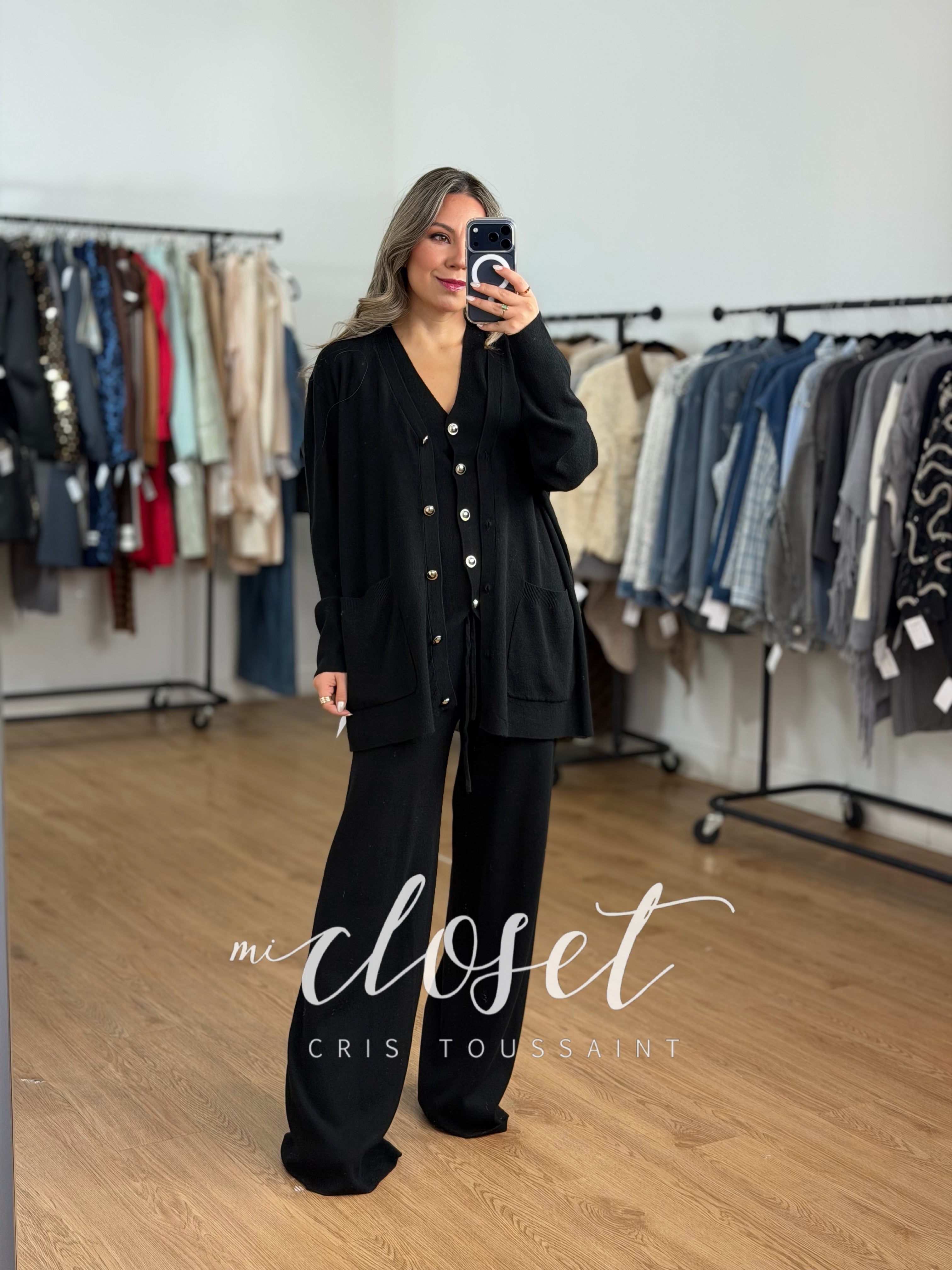 CONJUNTO DE TRES PIEZAS; SWEATER, CHALECO Y PANTS CON BOTÓN PLATEADO