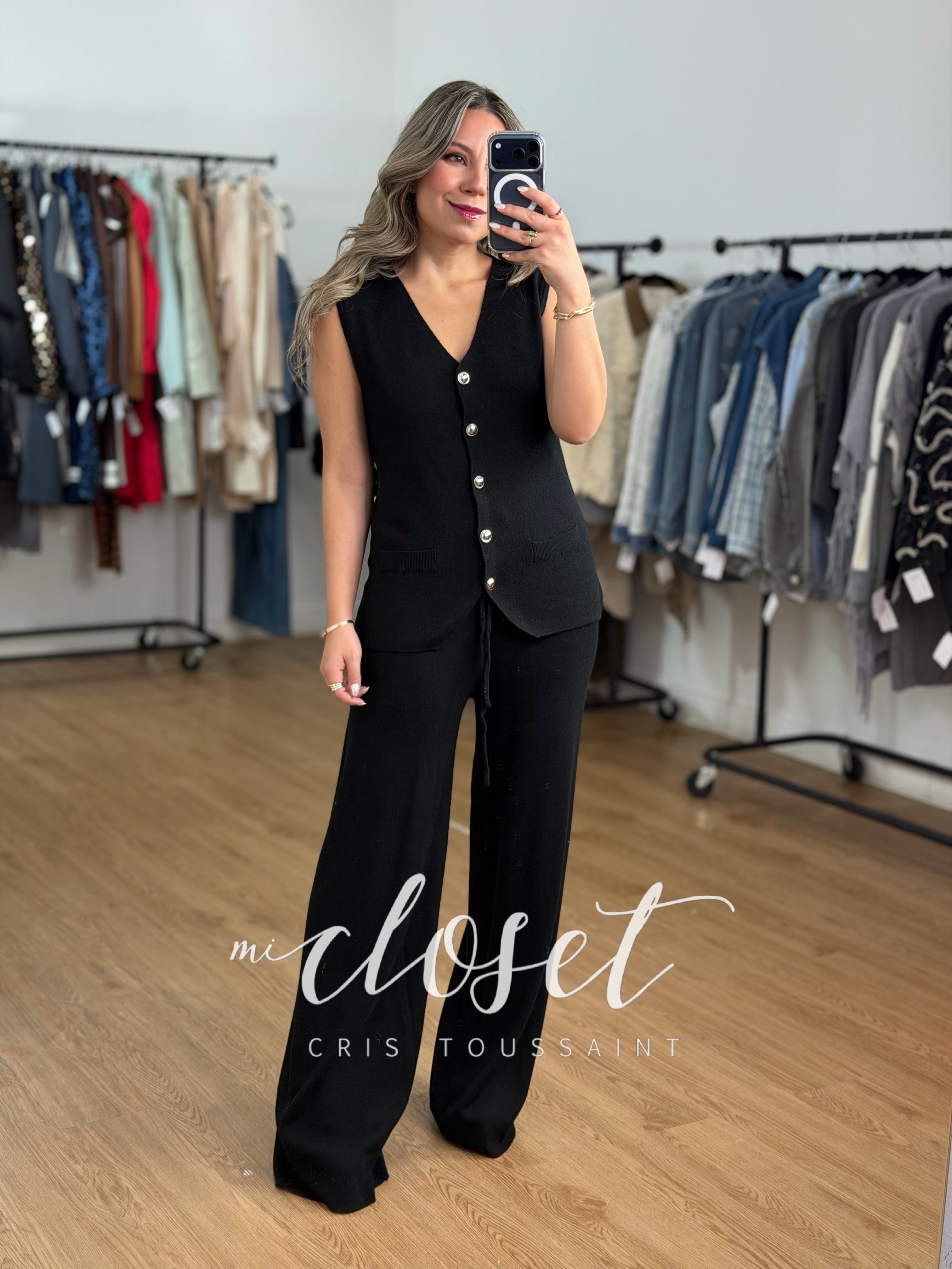 CONJUNTO DE TRES PIEZAS; SWEATER, CHALECO Y PANTS CON BOTÓN PLATEADO