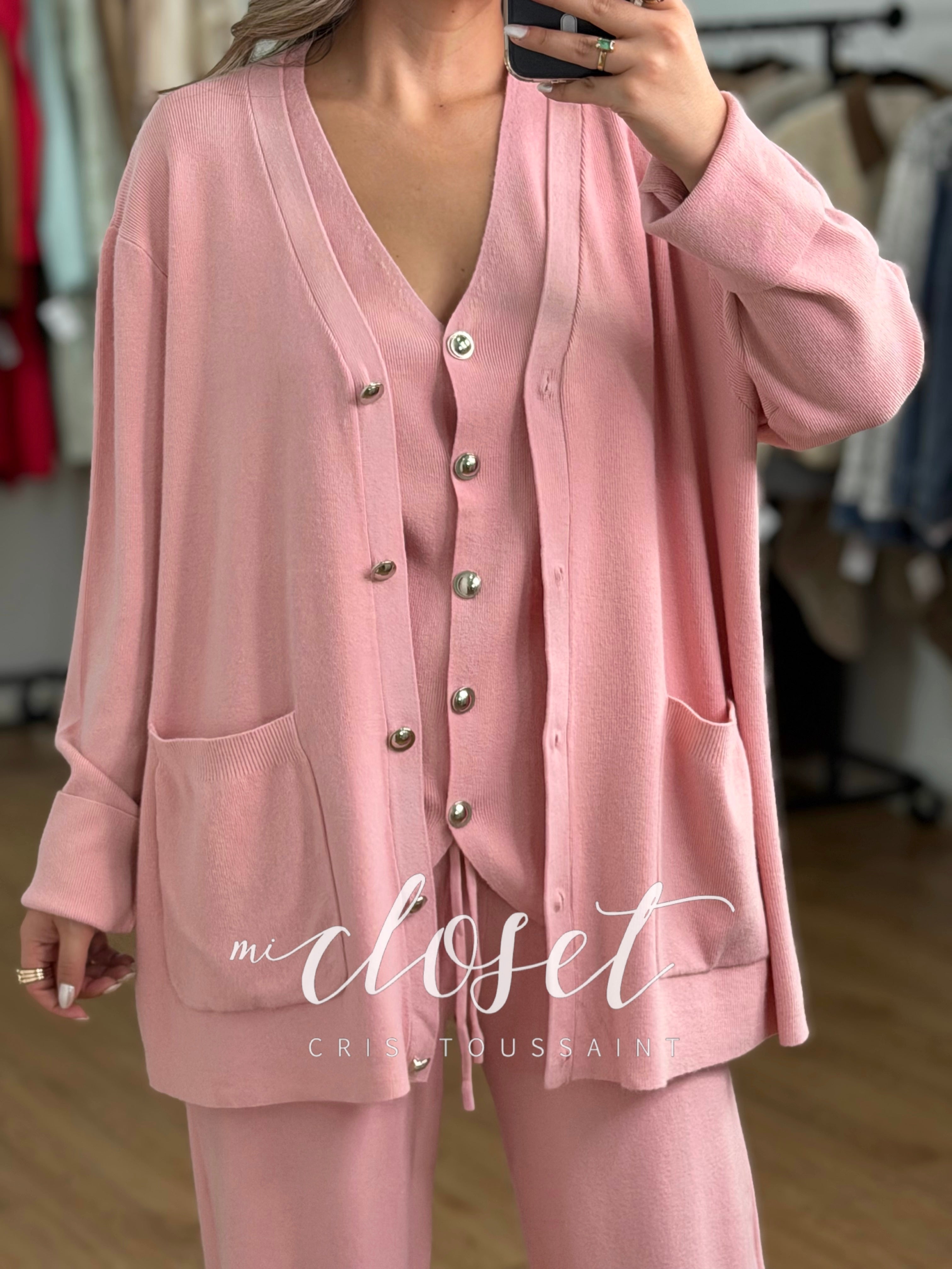 CONJUNTO DE TRES PIEZAS; SWEATER, CHALECO Y PANTS CON BOTÓN PLATEADO